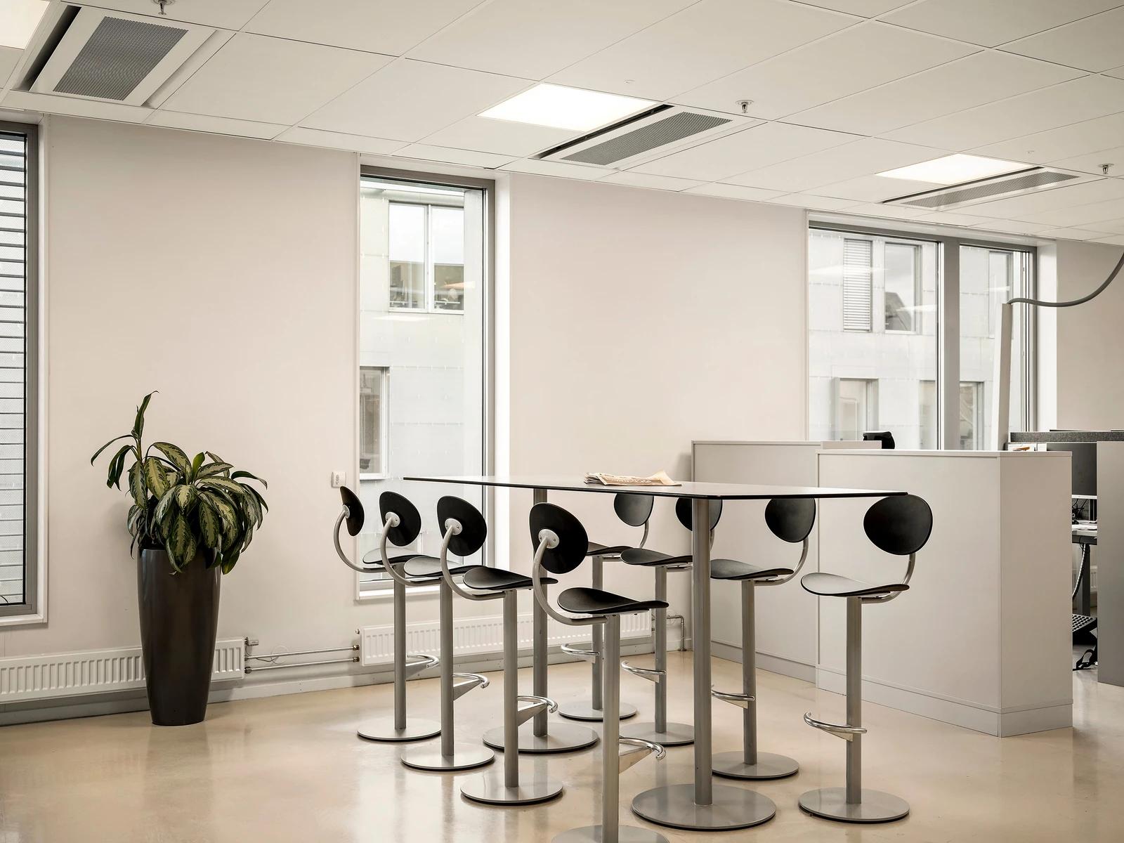 Stylish office with visibility and flexibility - Facilities