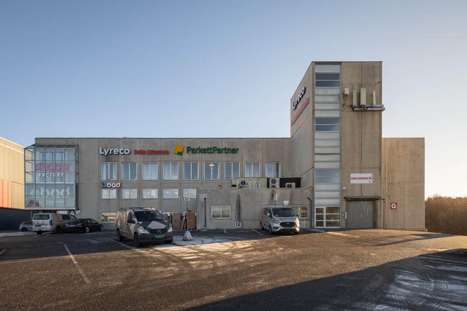 Efficient 254 sqm Heated Warehouse with Large Cargo Lift at Alnabru - Facade