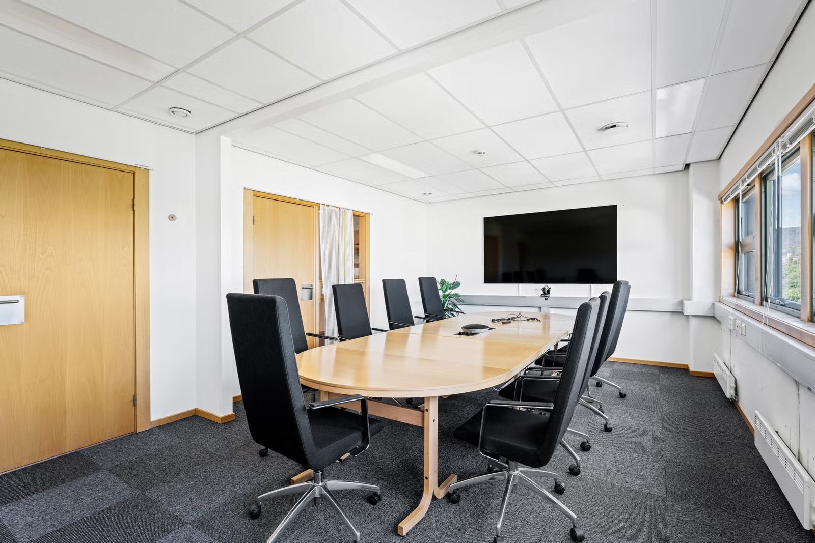 Flexible 730 sqm Combi-Premises with Drive-in Gate and Terrace - Meeting room