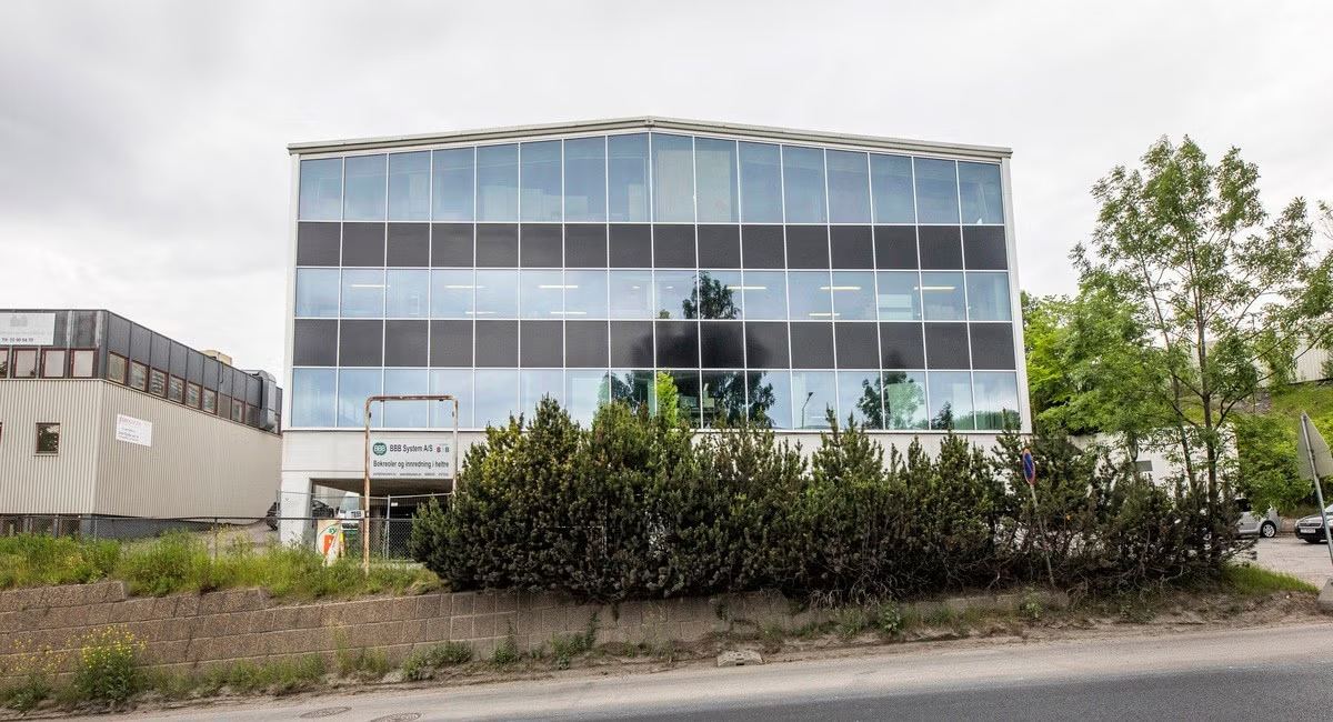 371 sqm versatile storage, office or showroom at Alnabru - Facade