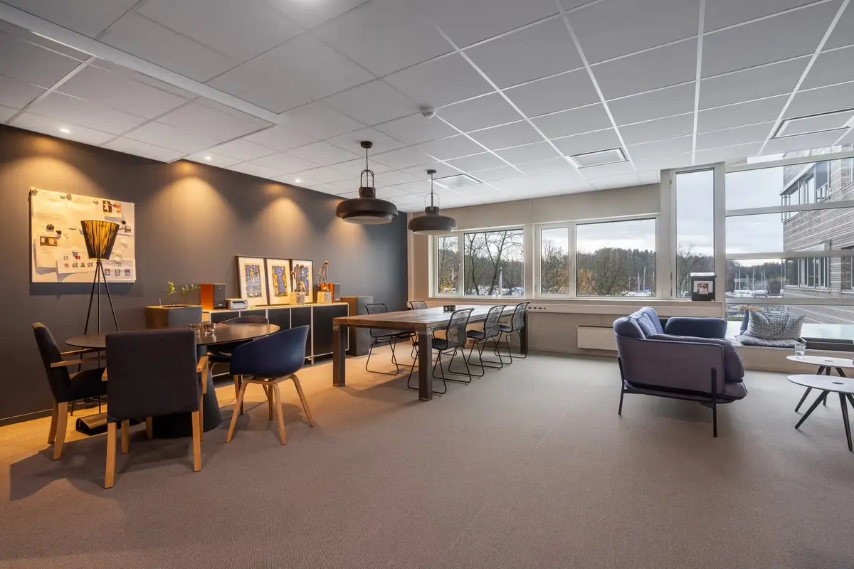 Bright and refurbished office premises with views in Sjølystparken - commercial premises