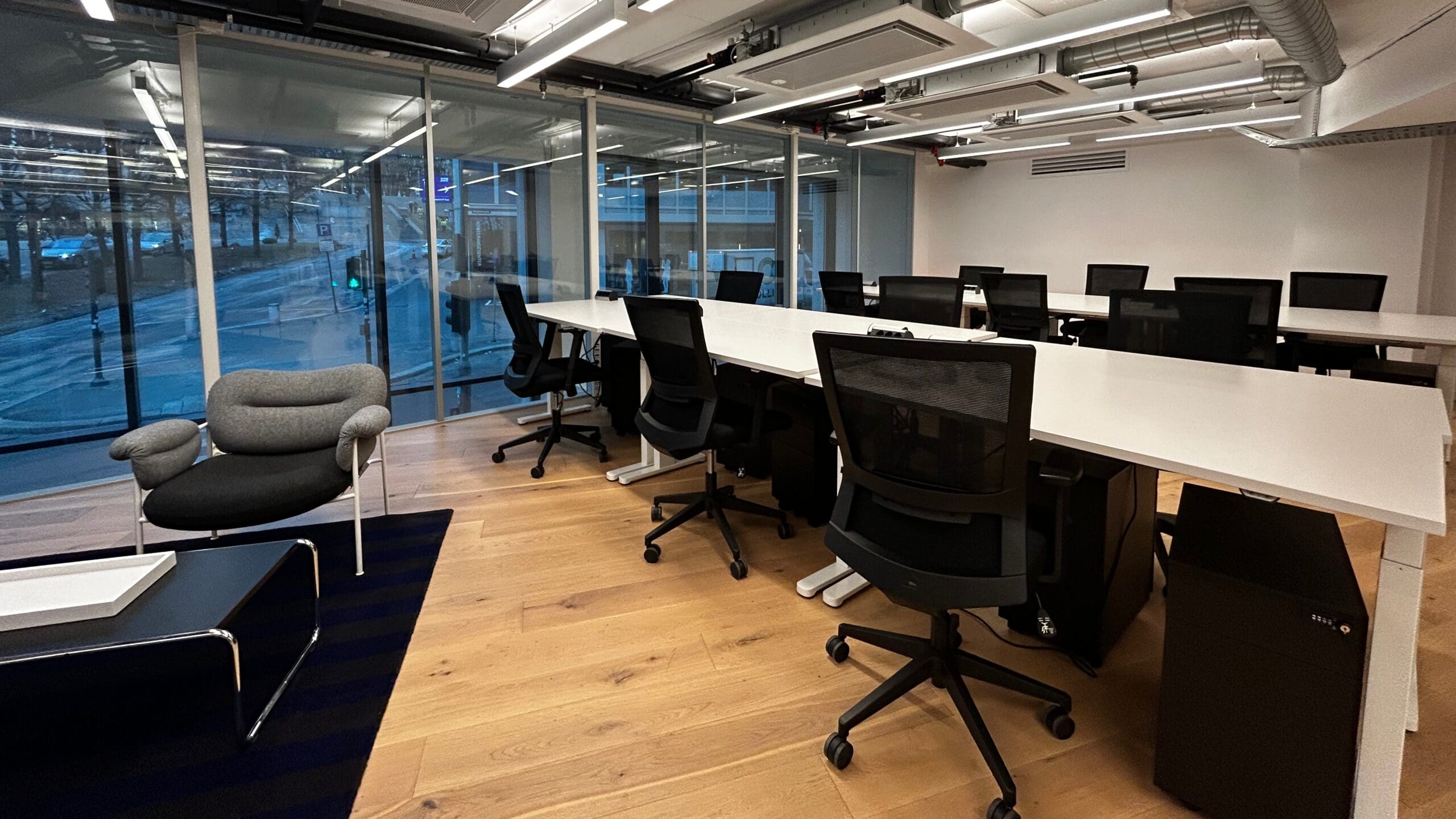 Corner office with unique exposure near near Nationaltheatret - Workspace