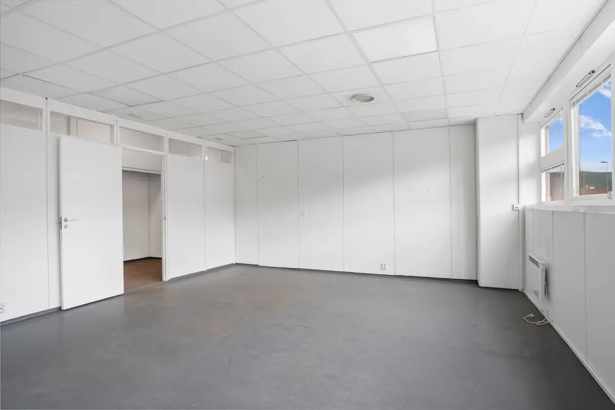 Commercial property with high-ceiling warehouse and modern offices at Furuset - workspace