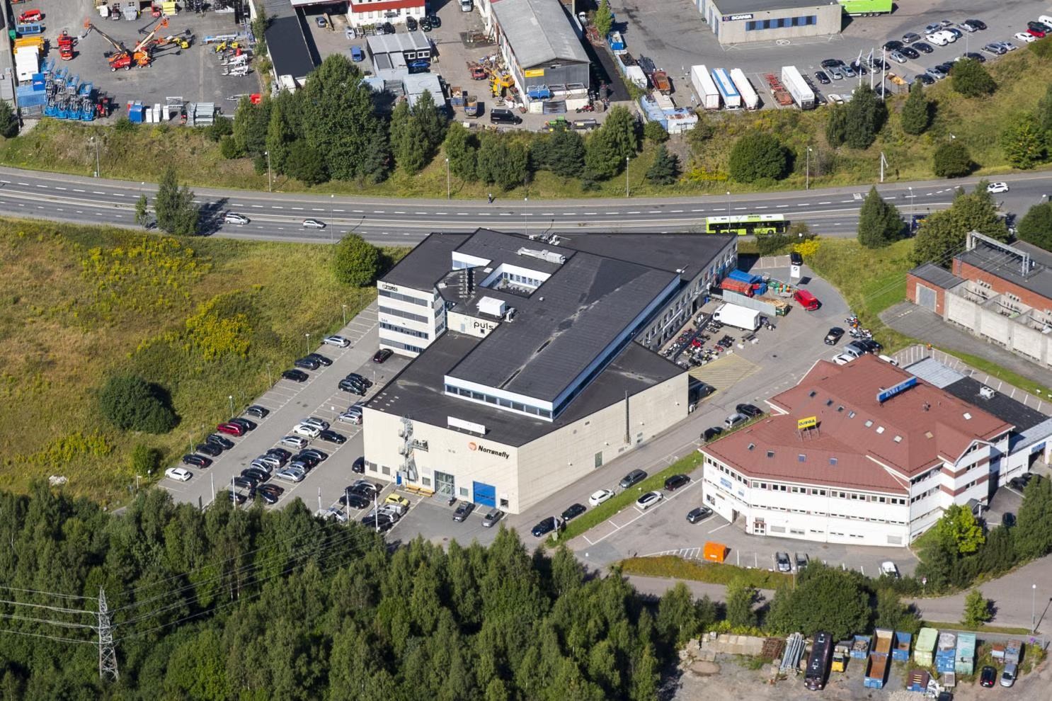Romslig lagerlokale på 480 kvm med lasterampe og mesanin - Fasade