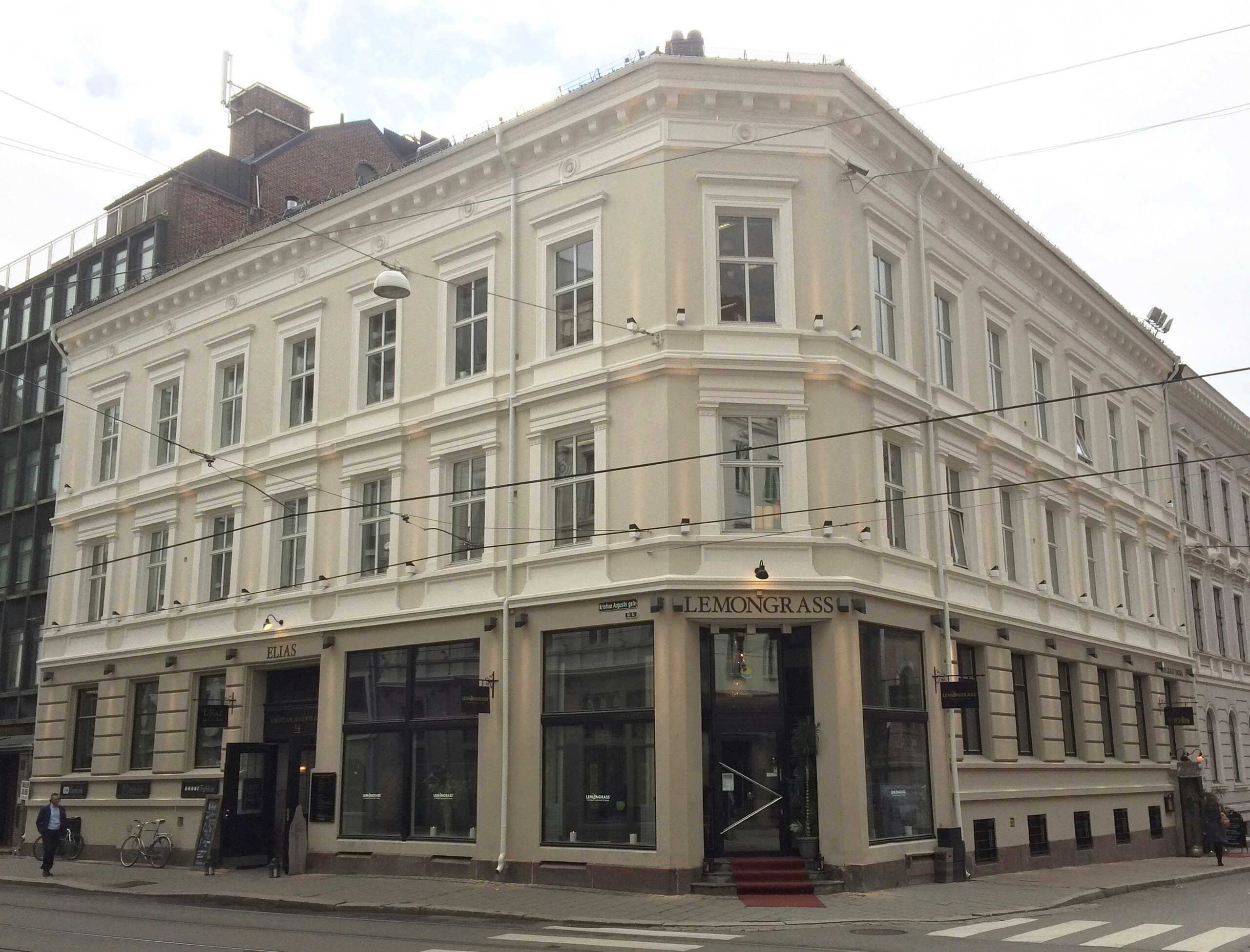 Bright and furnished office for 2 employees – All inclusive