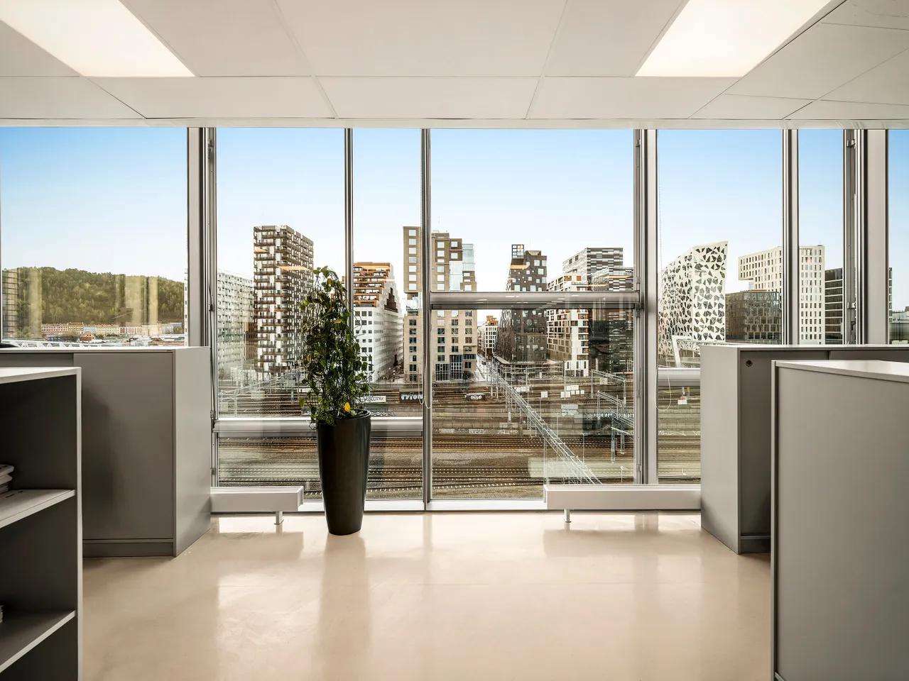 Stylish office with visibility and flexibility - Workspace