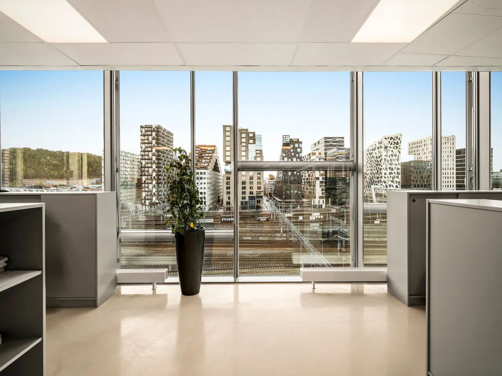 Affordable short-term rental with panoramic views - Workspace
