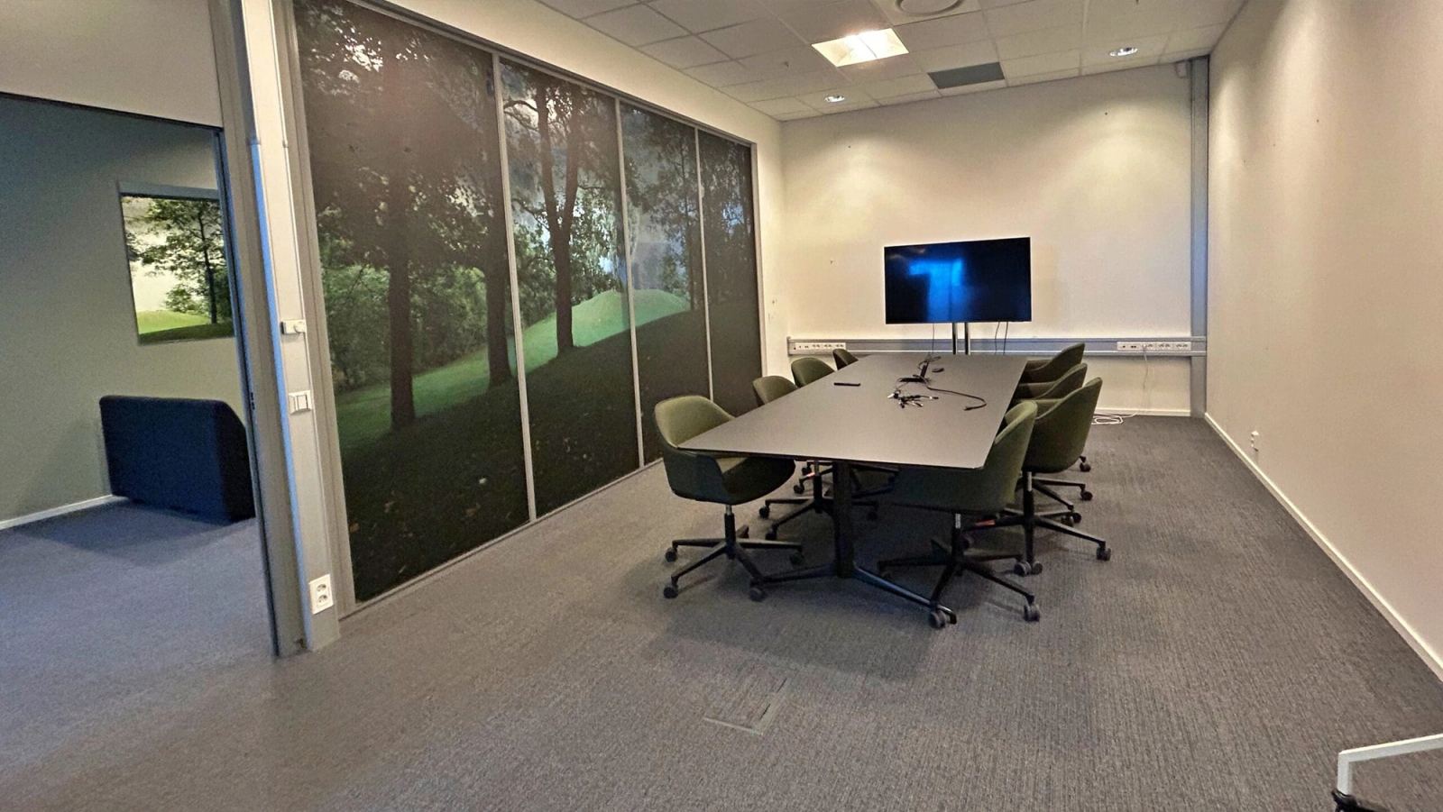 Fixed desk in an open-plan office near Korten in Tønsberg - Meeting room