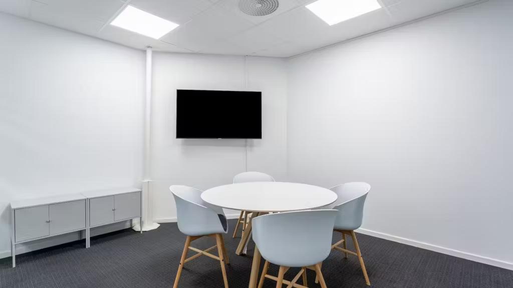 Kontor for 1-2 ansatte rett ved Tinghuset - Moterom