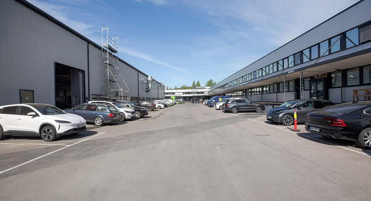 731 sqm efficient high-Ceiling warehouse with drive-in Gate and Ramp at Furuset - Facade