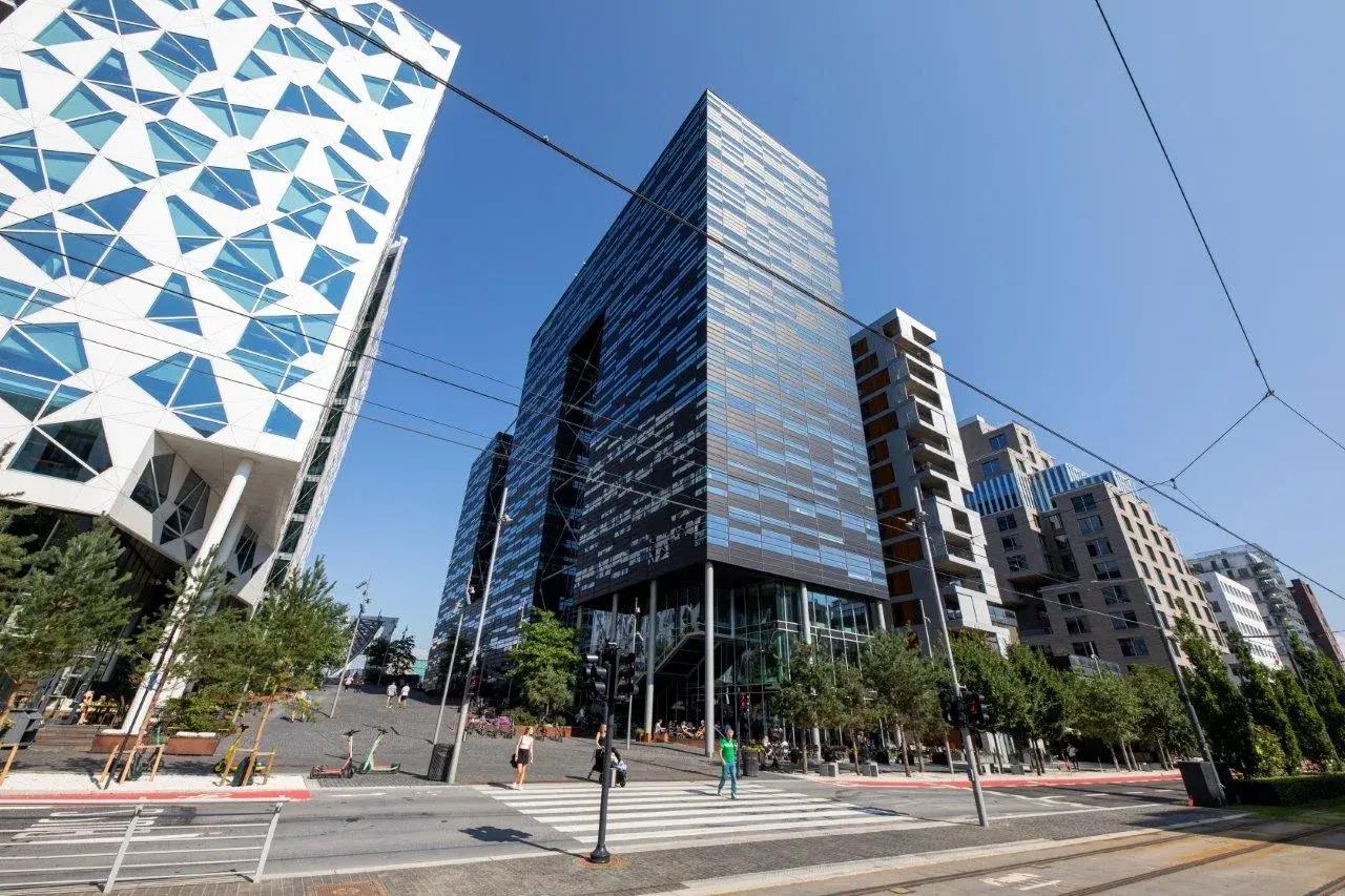 Stunning corner office for up to 25 people