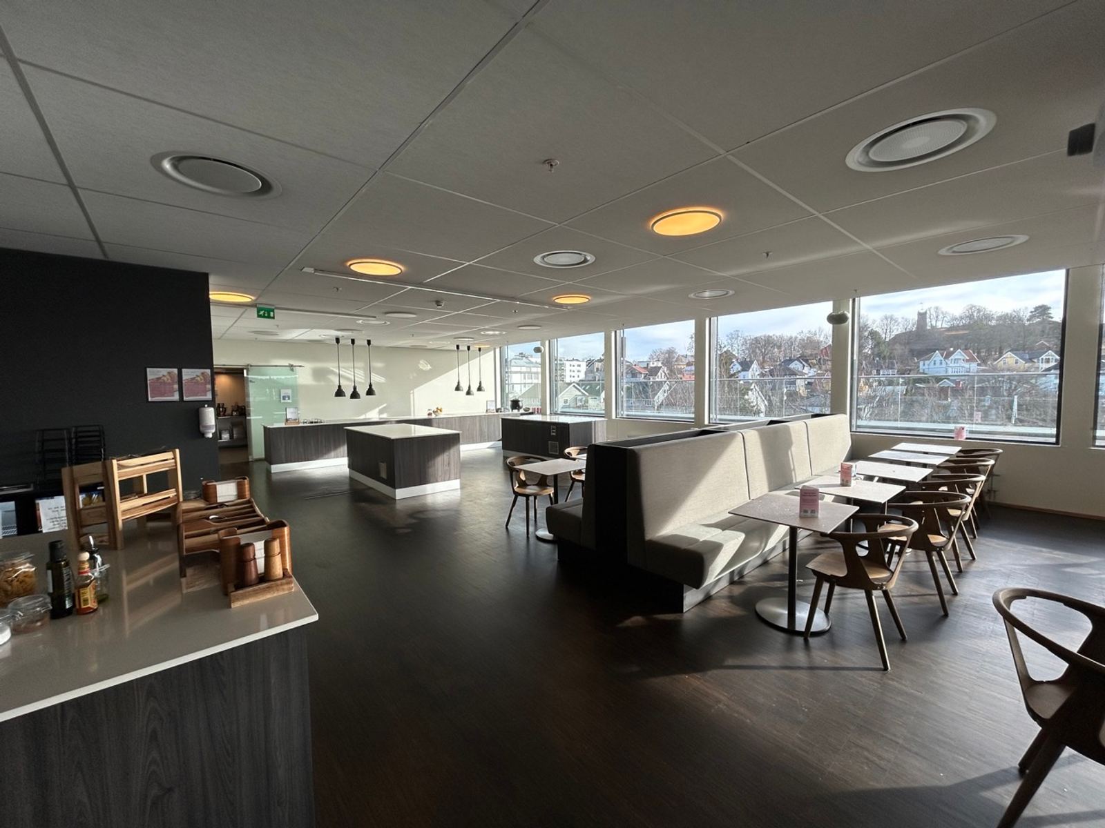 Fixed desk in an open-plan office near Korten in Tønsberg - Facilities
