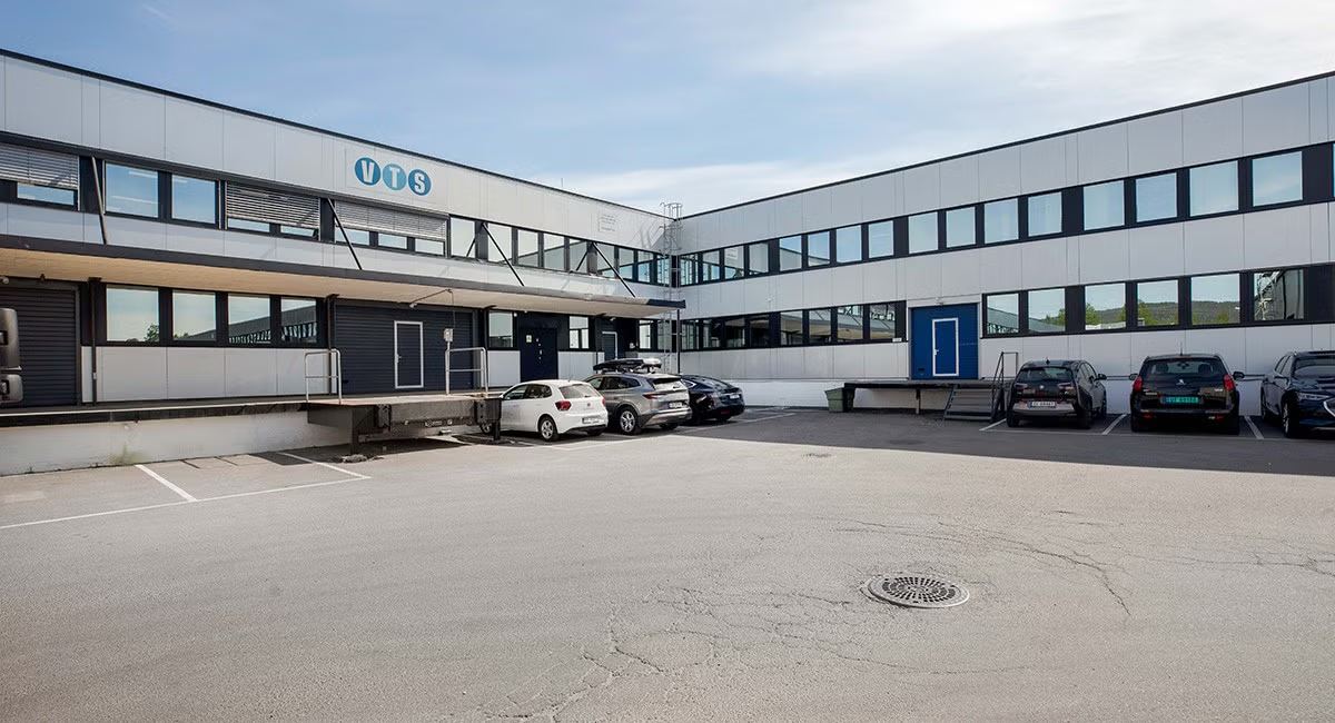 Effektivt høytlager på 731 kvm med kjøreport og rampe på Furuset - Fasade