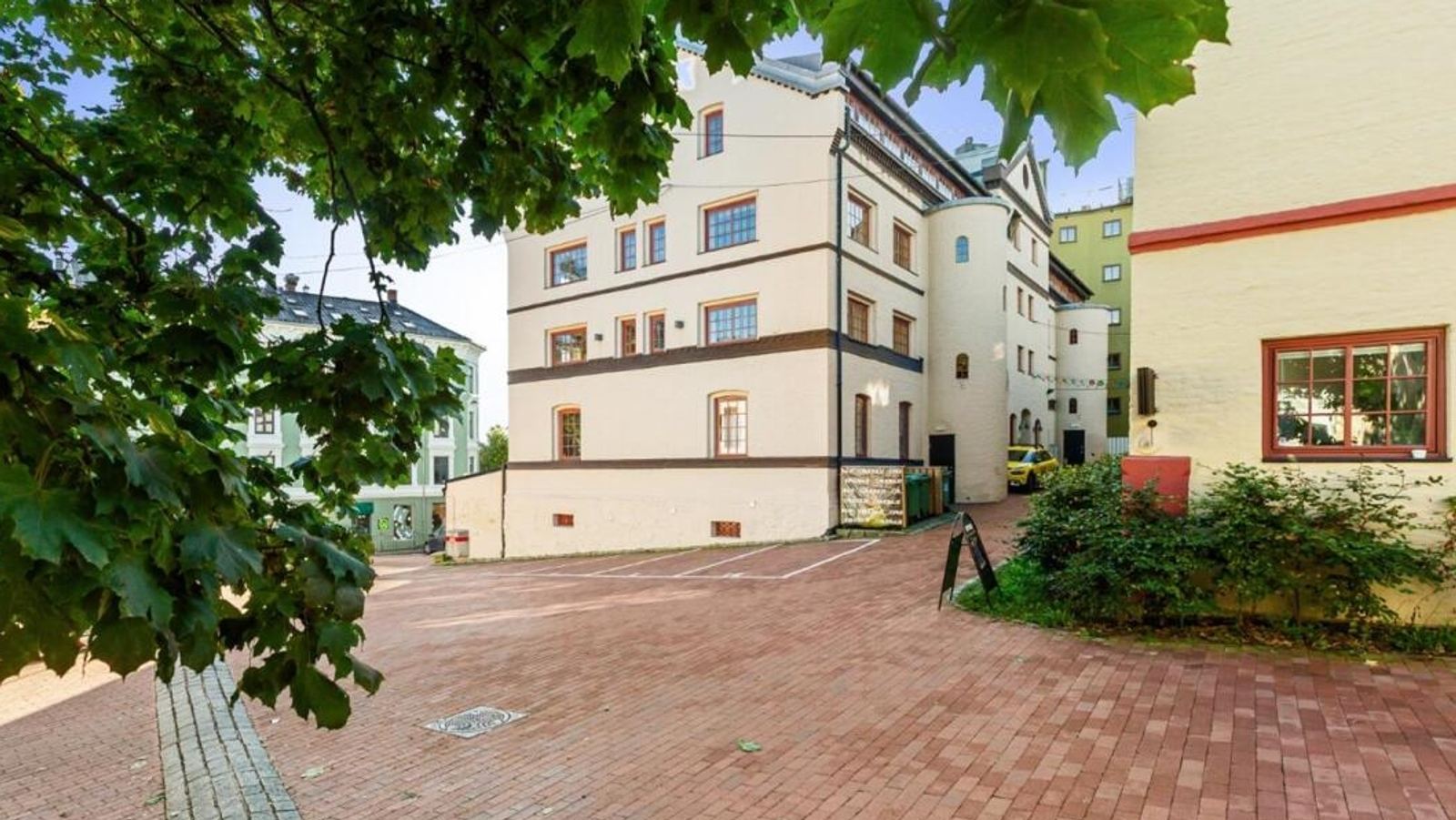 Office for 1-2 employees in a creative coworking space - Fredensborgveien 22G, Oslo
