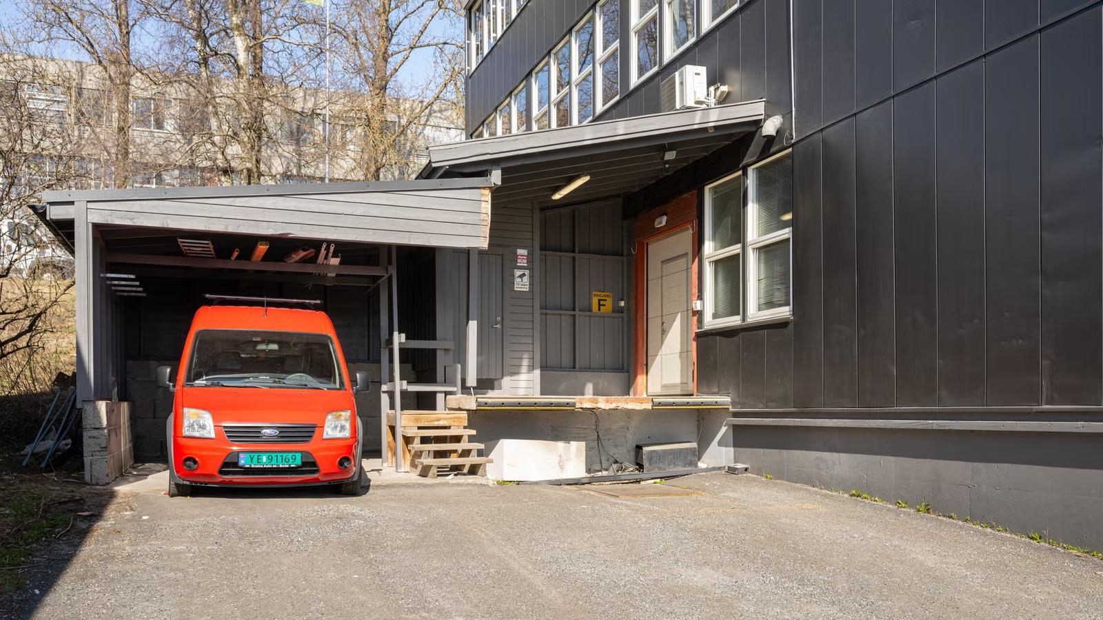 Rimelig og fleksibelt lagerlokale på 321 m² med løfterampe - Fasade