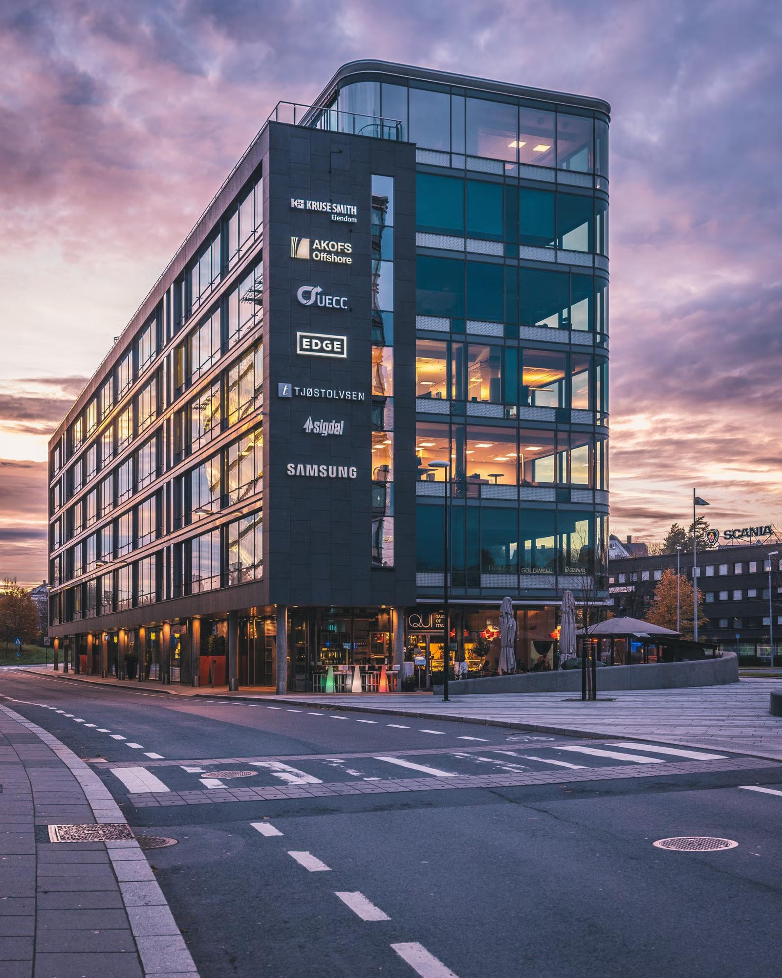 Modern and area-efficient office with panoramic views - Facade