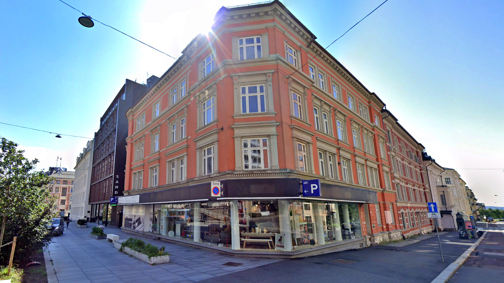 Nyrenovert handelslokale med store vinduer i Vika