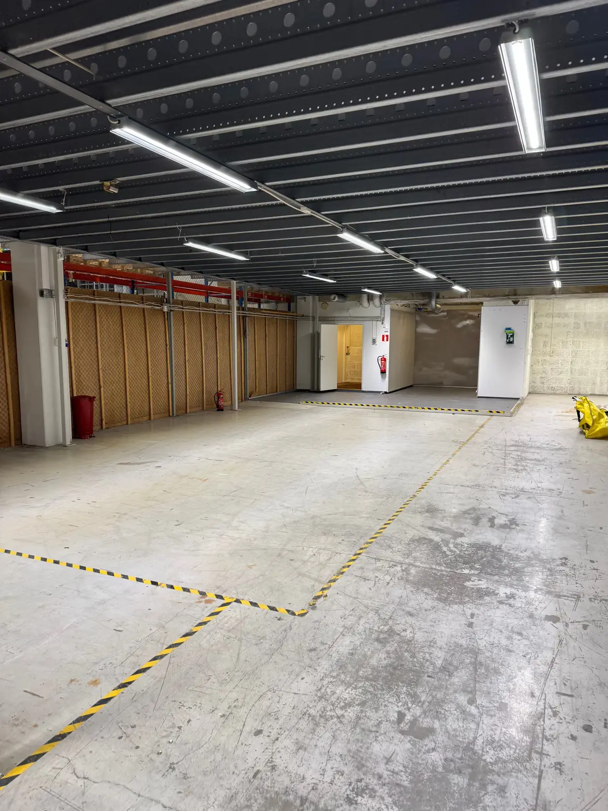 Spacious 480 sqm Warehouse with Loading Dock and Mezzanine - warehouse space