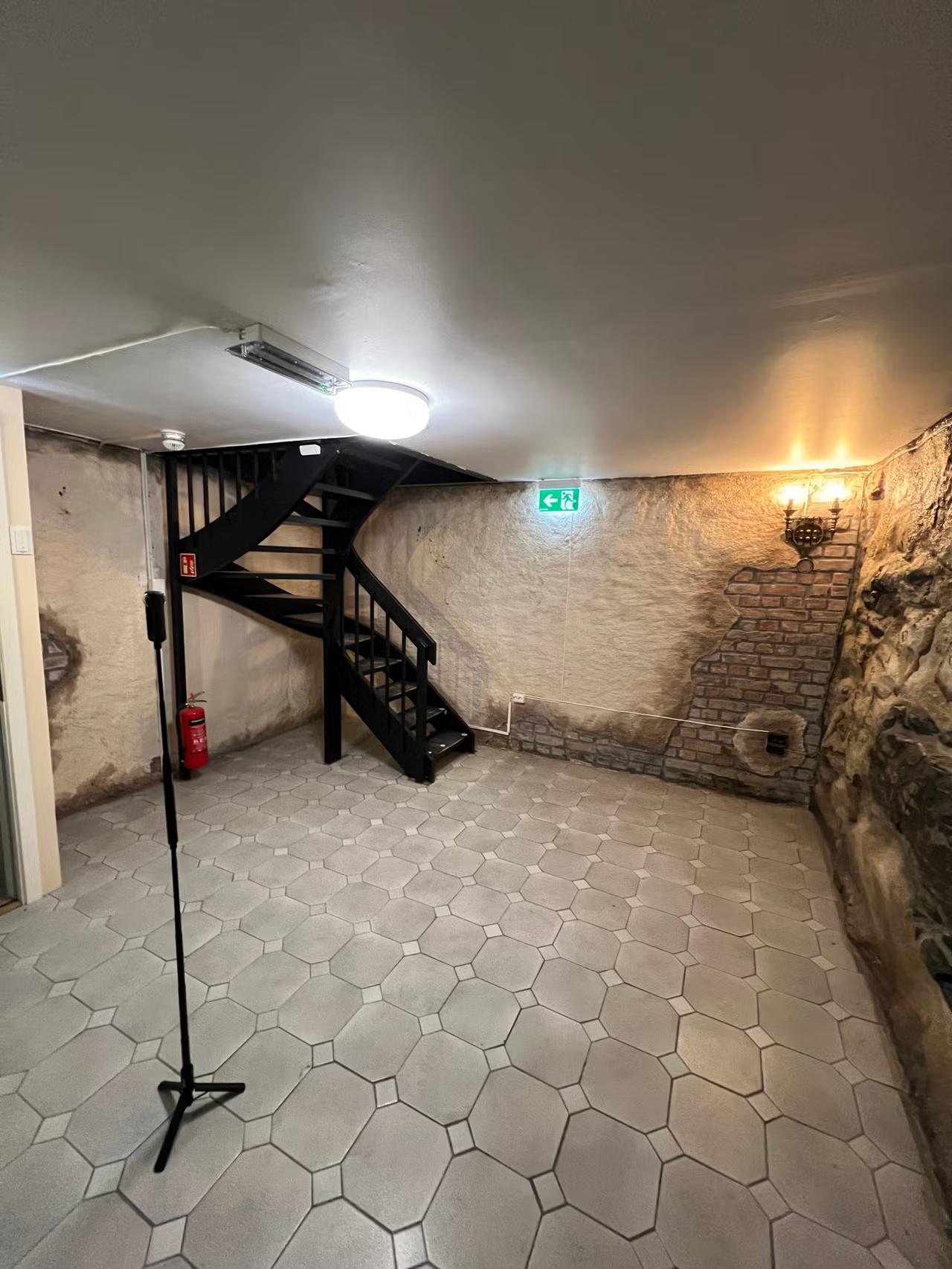 Unikt lokale for handel eller servering på 417 m² med store utstillingsvinduer