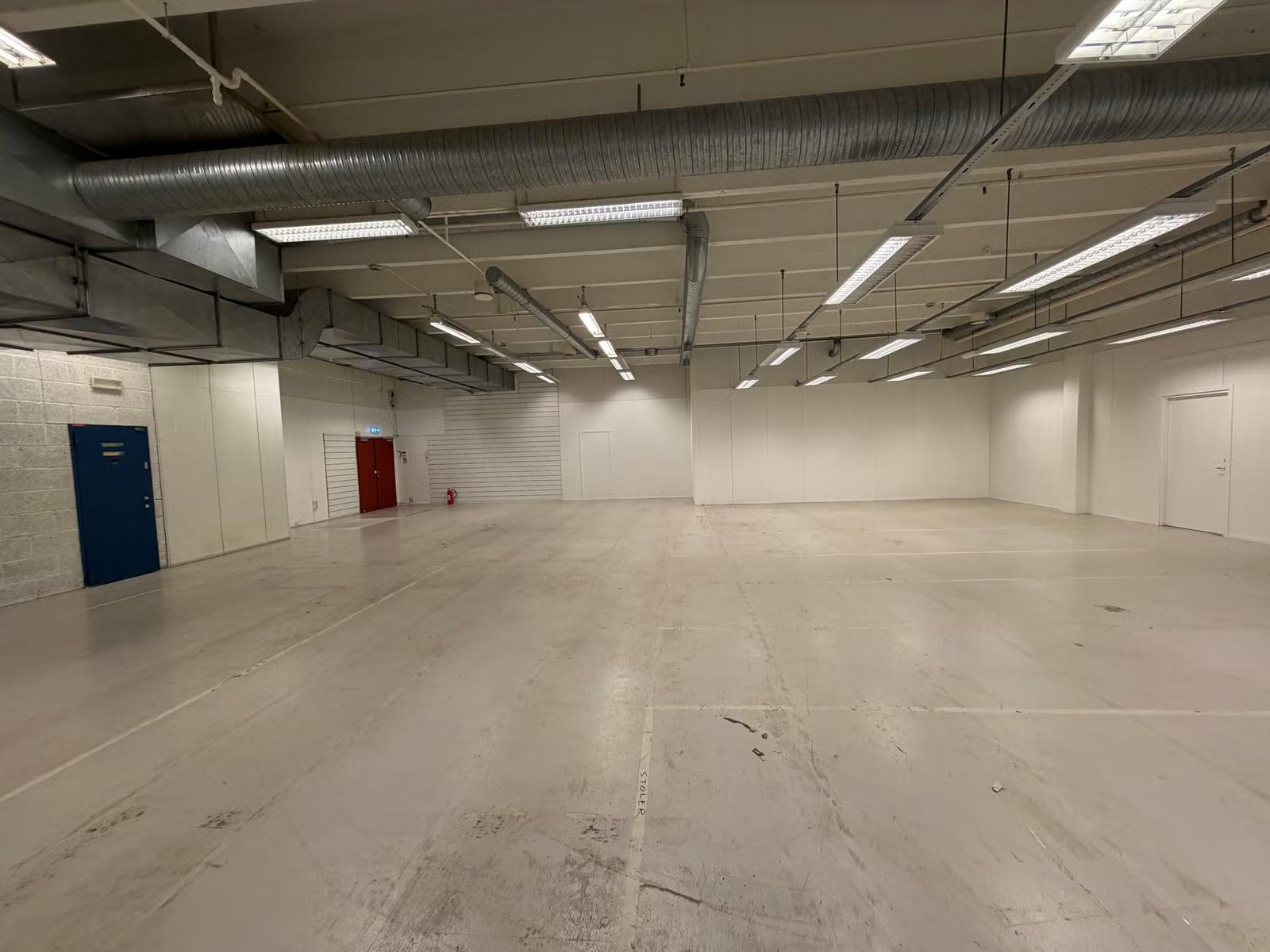 Efficient 254 sqm Heated Warehouse with Large Cargo Lift at Alnabru