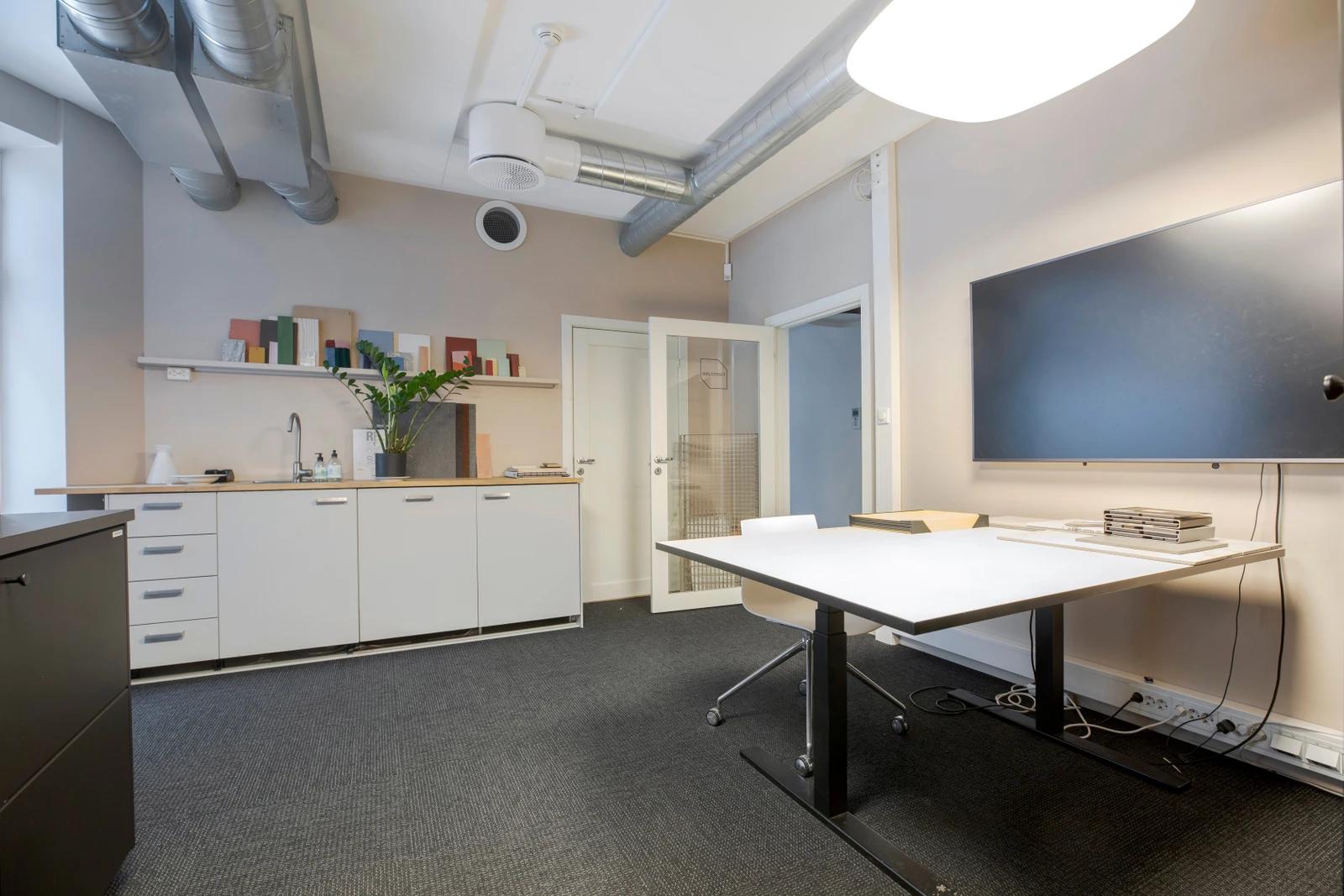 Offices in a classic building with space for 8–16 employees - Workspace