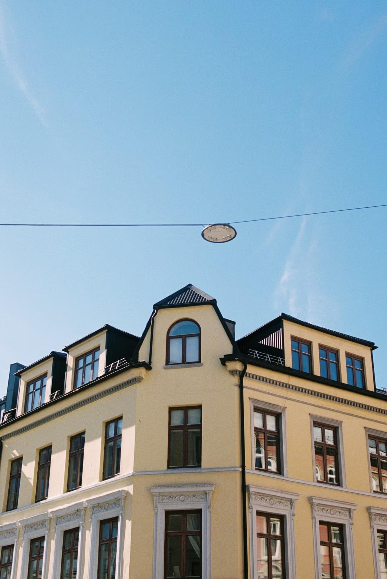 Unique 417 sqm Multi-purpose Space with Large Display Windows - Observatoriegata 25