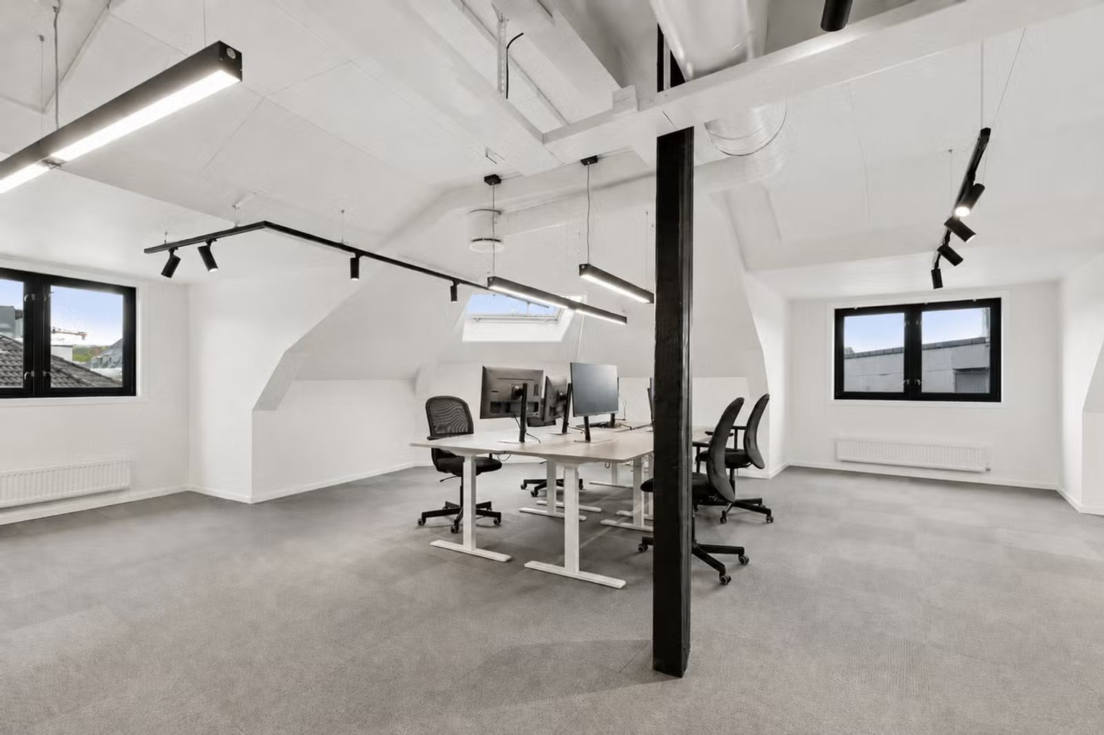 Distinctive Loft Office with High Ceilings a Central location in Torggata - Workspace
