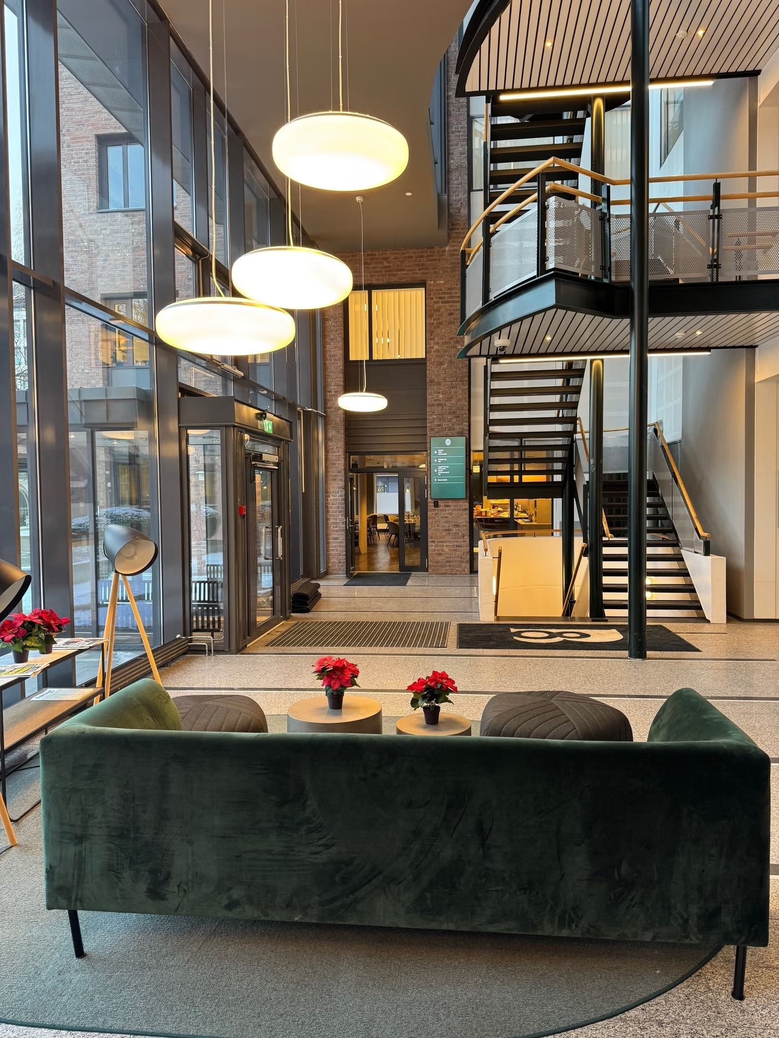 Store og lyse kontorlokaler på bakkeplan med flott utsikt - Fasiliteter