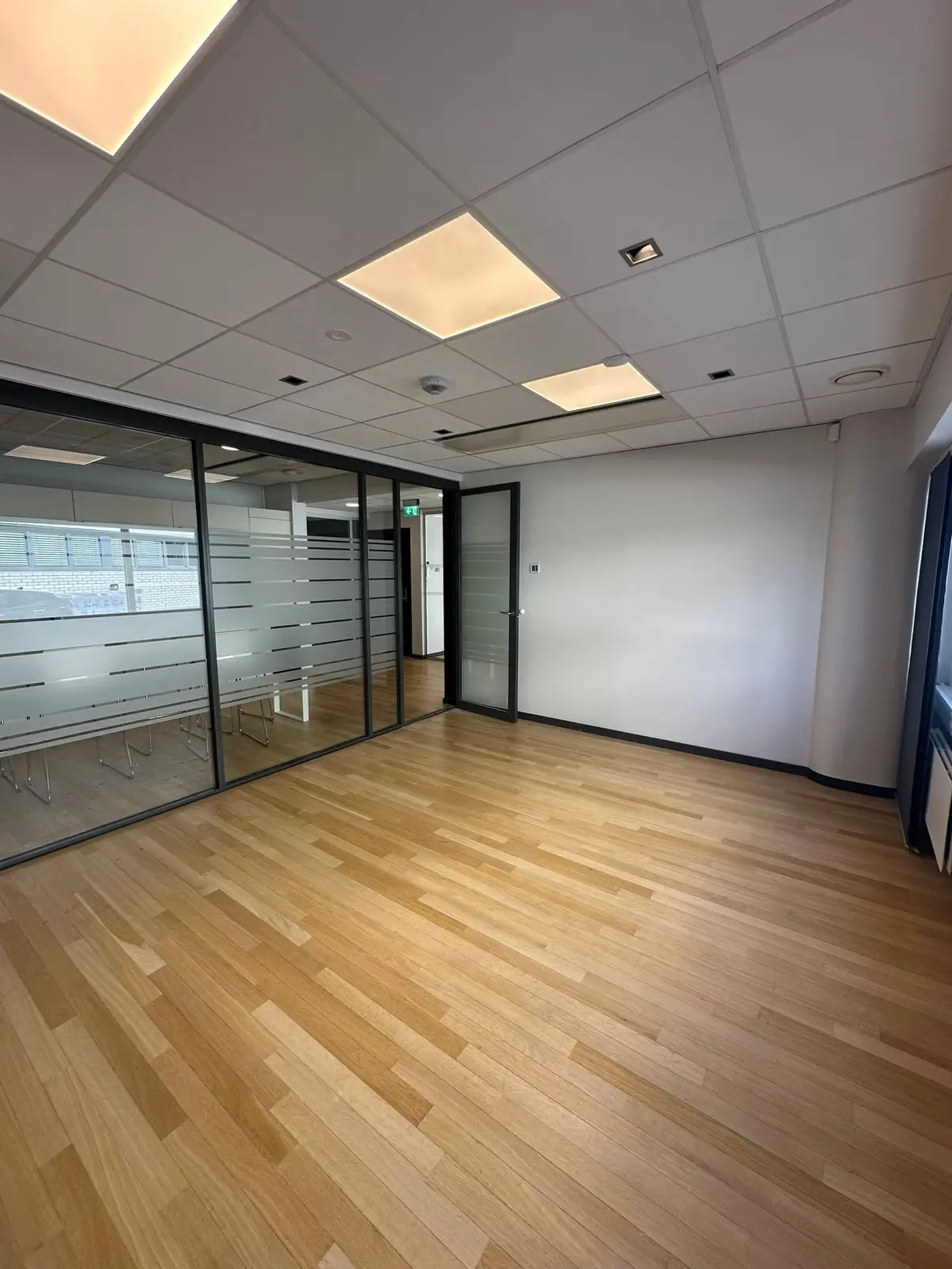 Modern 197 sqm Office and Showroom at Lysakerlokket - meeting room