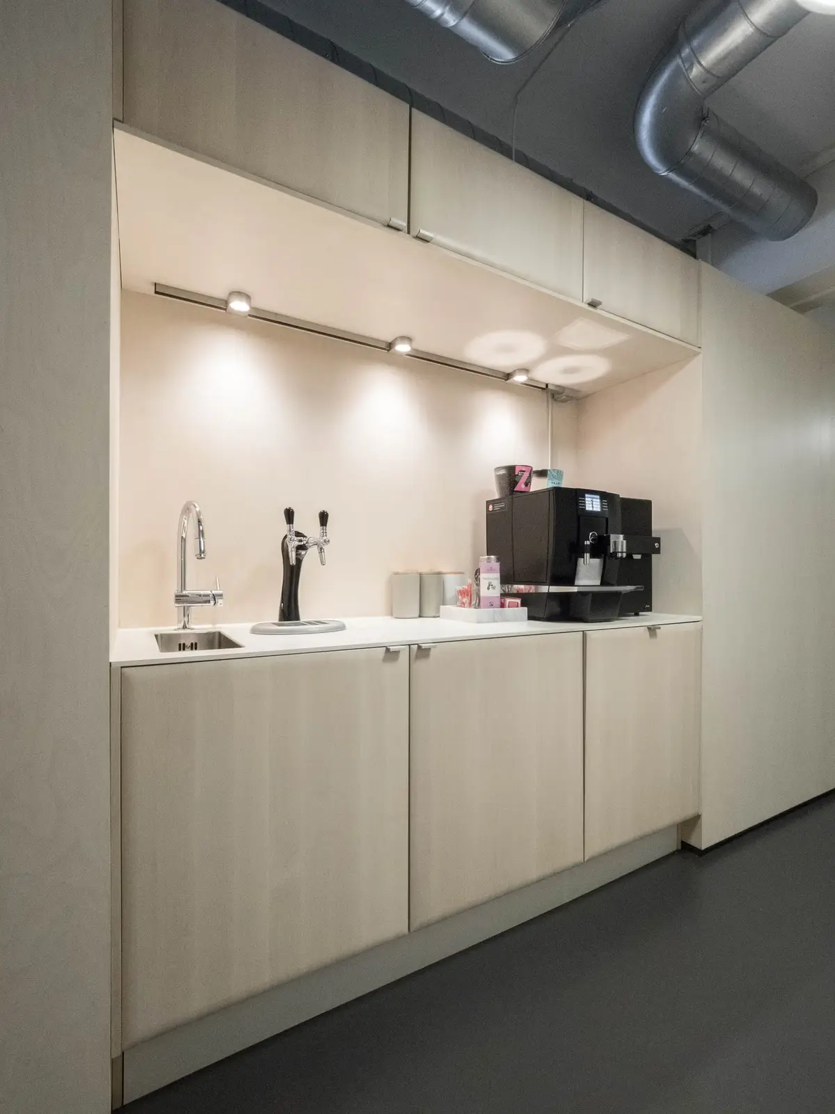 Central and modern office space (1528 sqm) in an iconic property in downtown Oslo - commercial premises