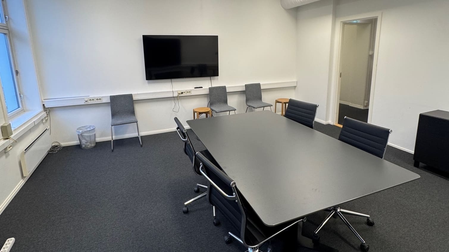 Lyst og innredet kontor for 2 ansatte – alt inkludert - Moterom