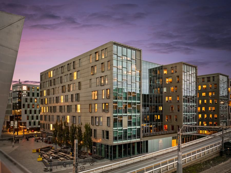 Stylish office with visibility and flexibility