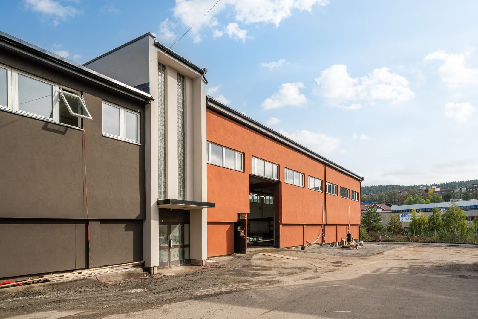 Spacious and centrally located 750 sqm warehouse space for rent - Facade