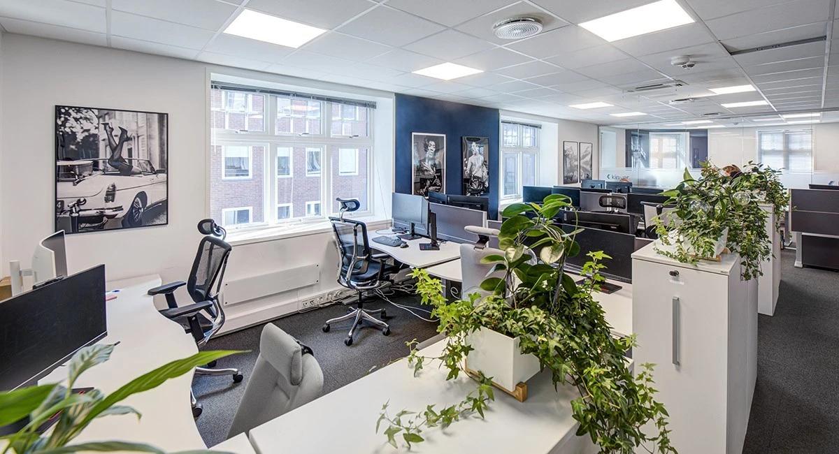 Office for lease on top floor, 352 sqm, prime city center location - Workspace