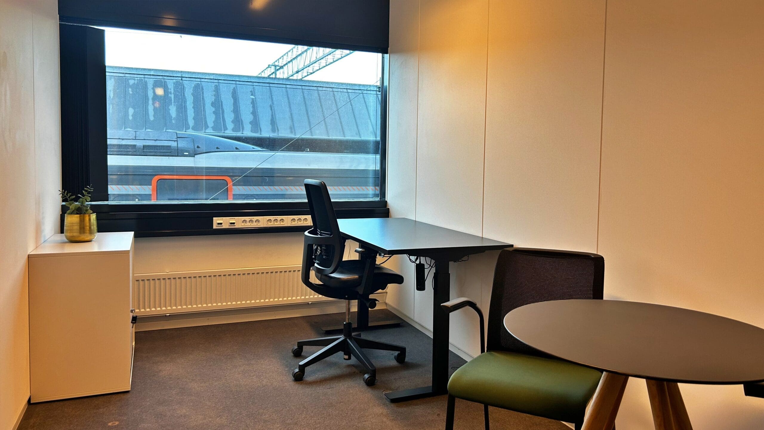Kontor for 1-2 ansatte rett ved Skøyen Stasjon