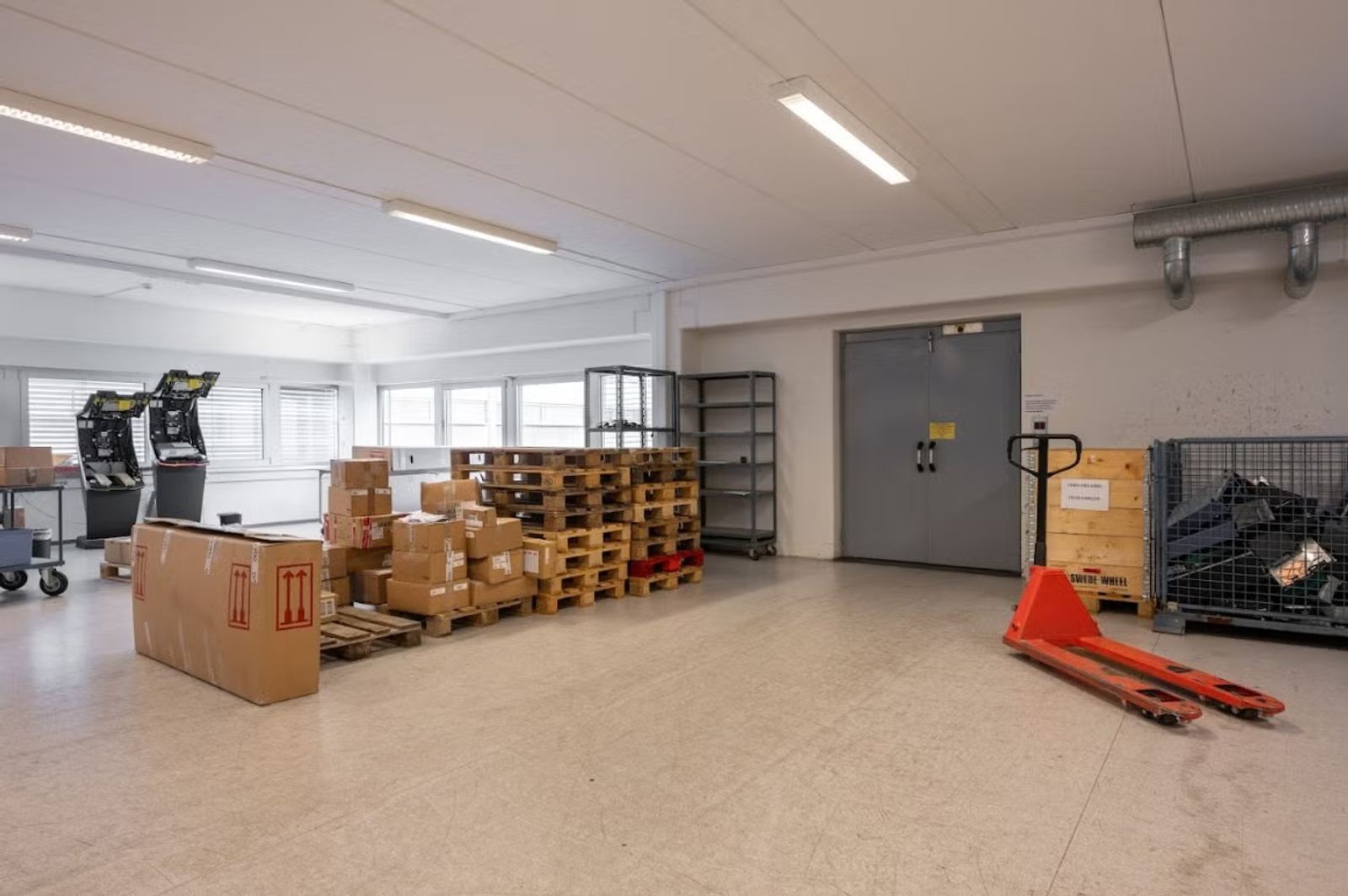 Bright and Flexible 846 sqm Warehouse and Production Space with Freight Elevator - Warehouse