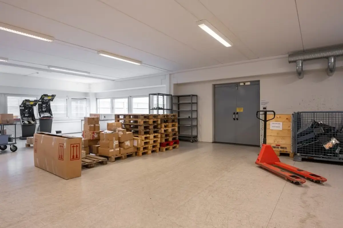 Bright and Flexible 846 sqm Warehouse and Production Space with Freight Elevator - warehouse space