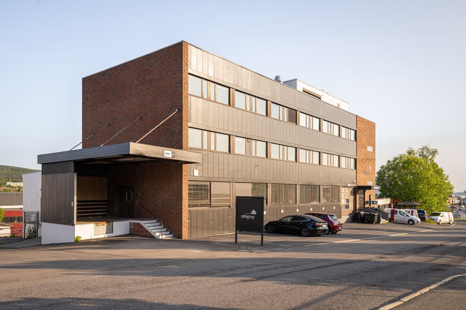 Lyst lagerlokale på 547 m² med kjøreport og uteareal - Stålfjæra 5