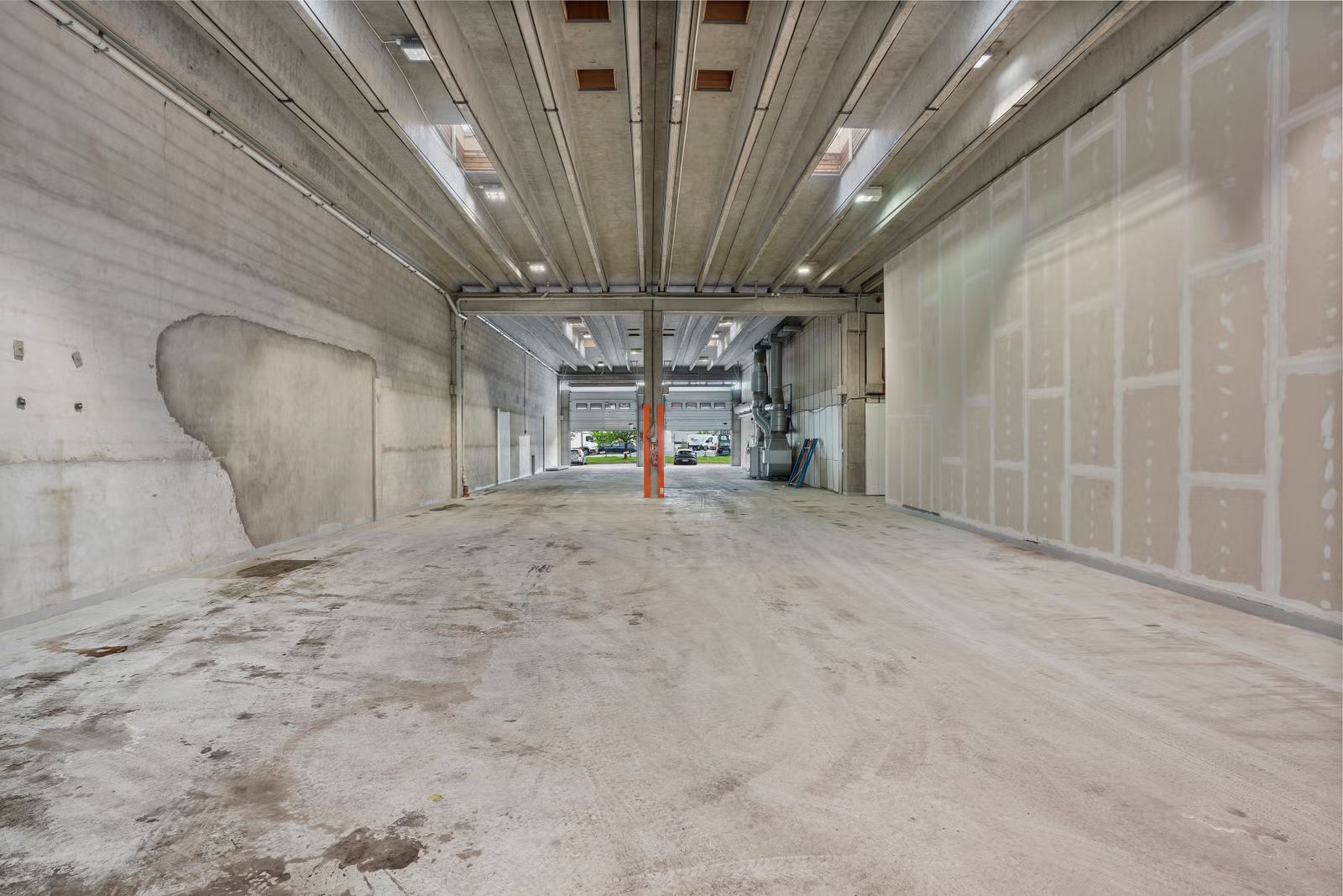 Kombinasjonslokale med høytlager og moderne kontorer på Furuset - Lager