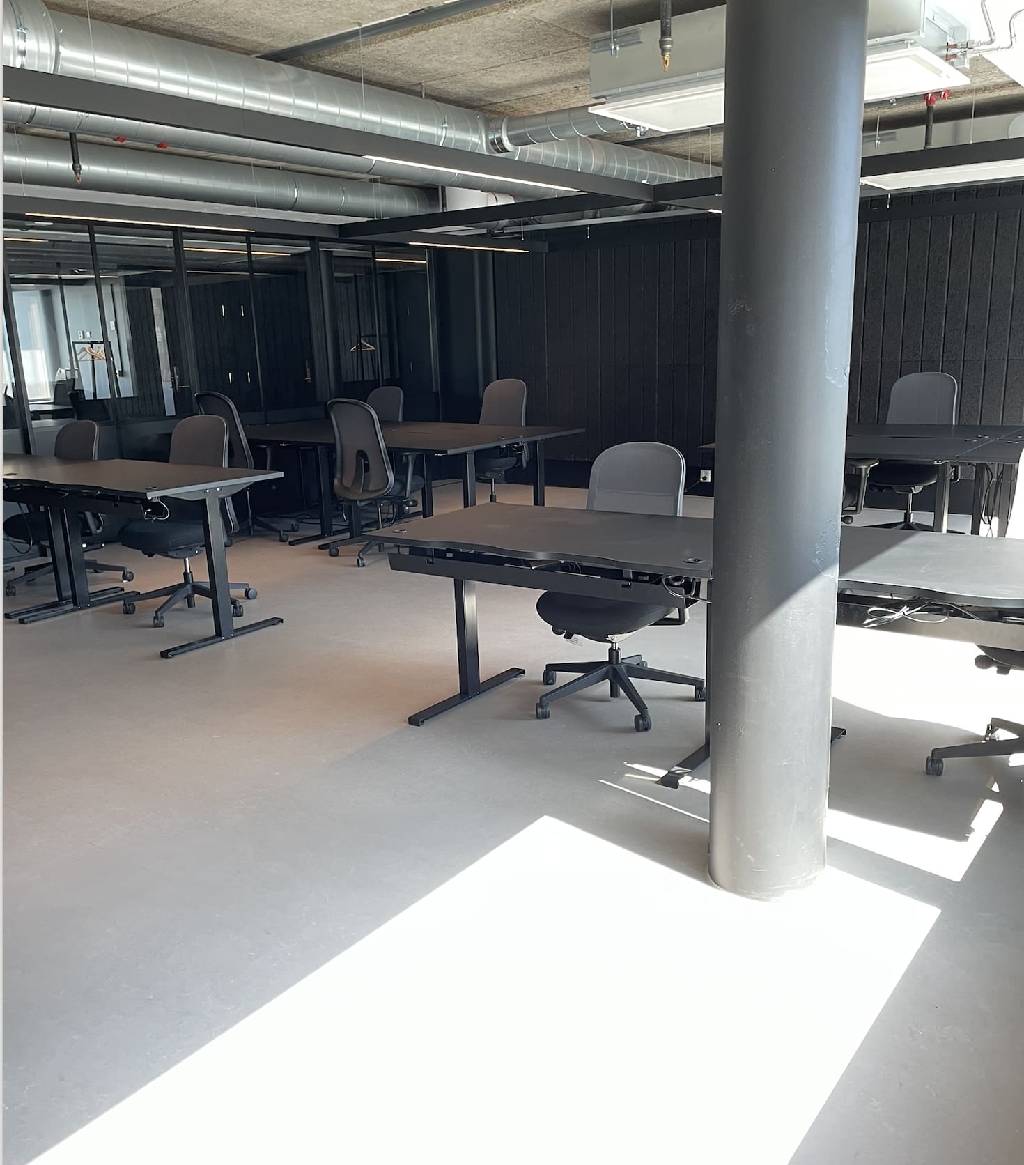 Spacious office for 12 people available for rent - Workspace