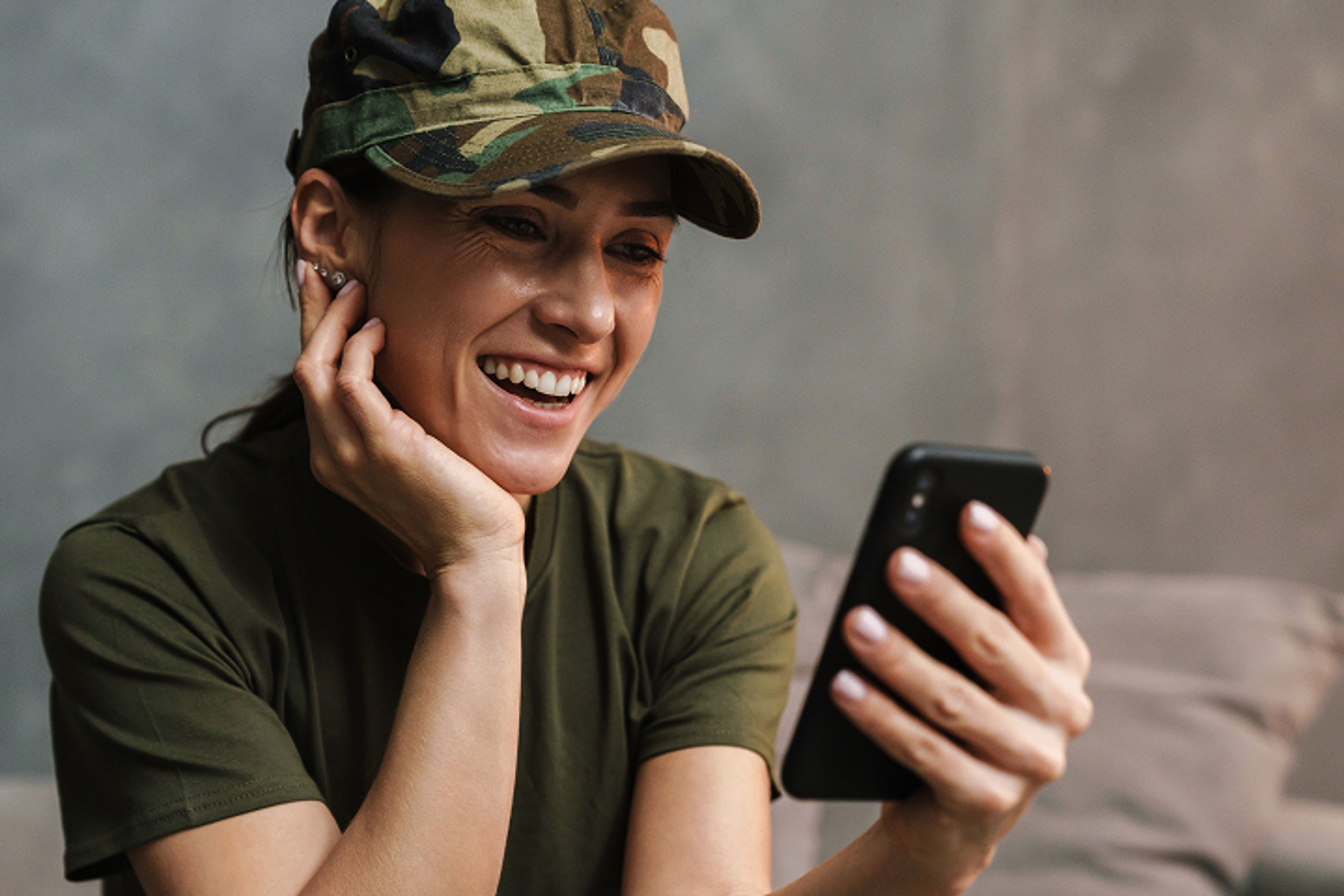 Militärangehörige mit Smartphone