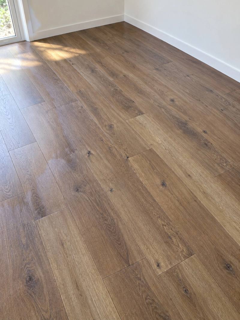 Illustration of Rustic Oak Smoky laminate in an empty room
