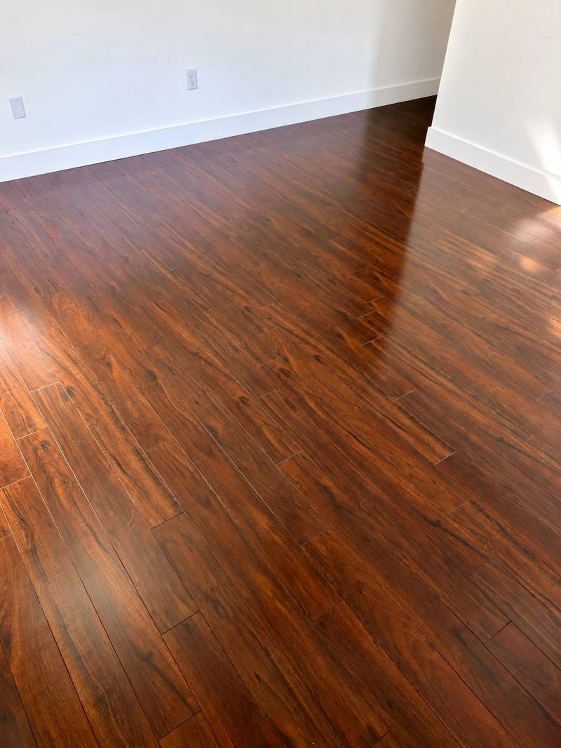 Room with Brazilian Glossed laminate flooring installed by Lindcol