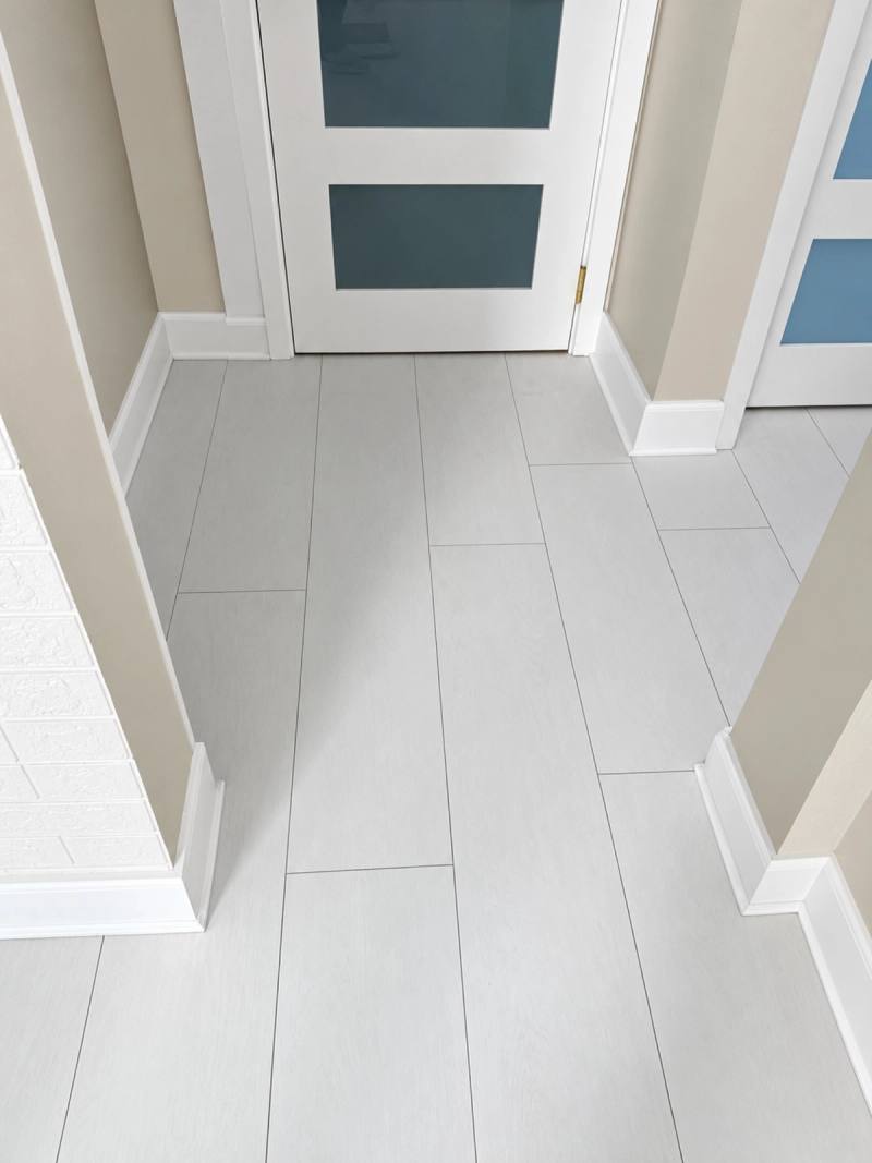 Illustration of Snowbliss laminate in a hallway, based on a Lindcol job
