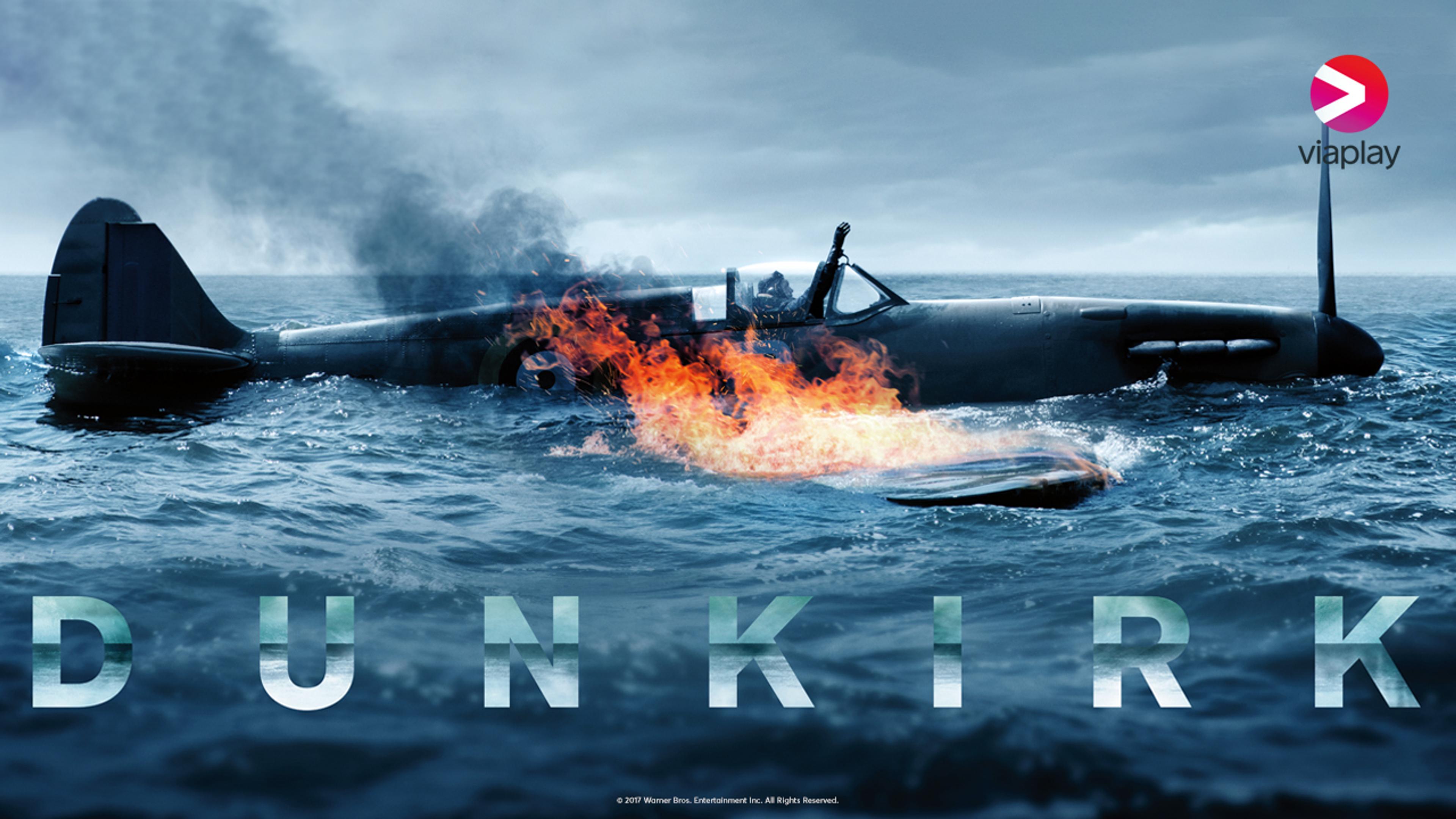 En pilot forsøker å komme seg ut av et brennende propellfly fra 2. verdenskrig som har kræsjet i havet.