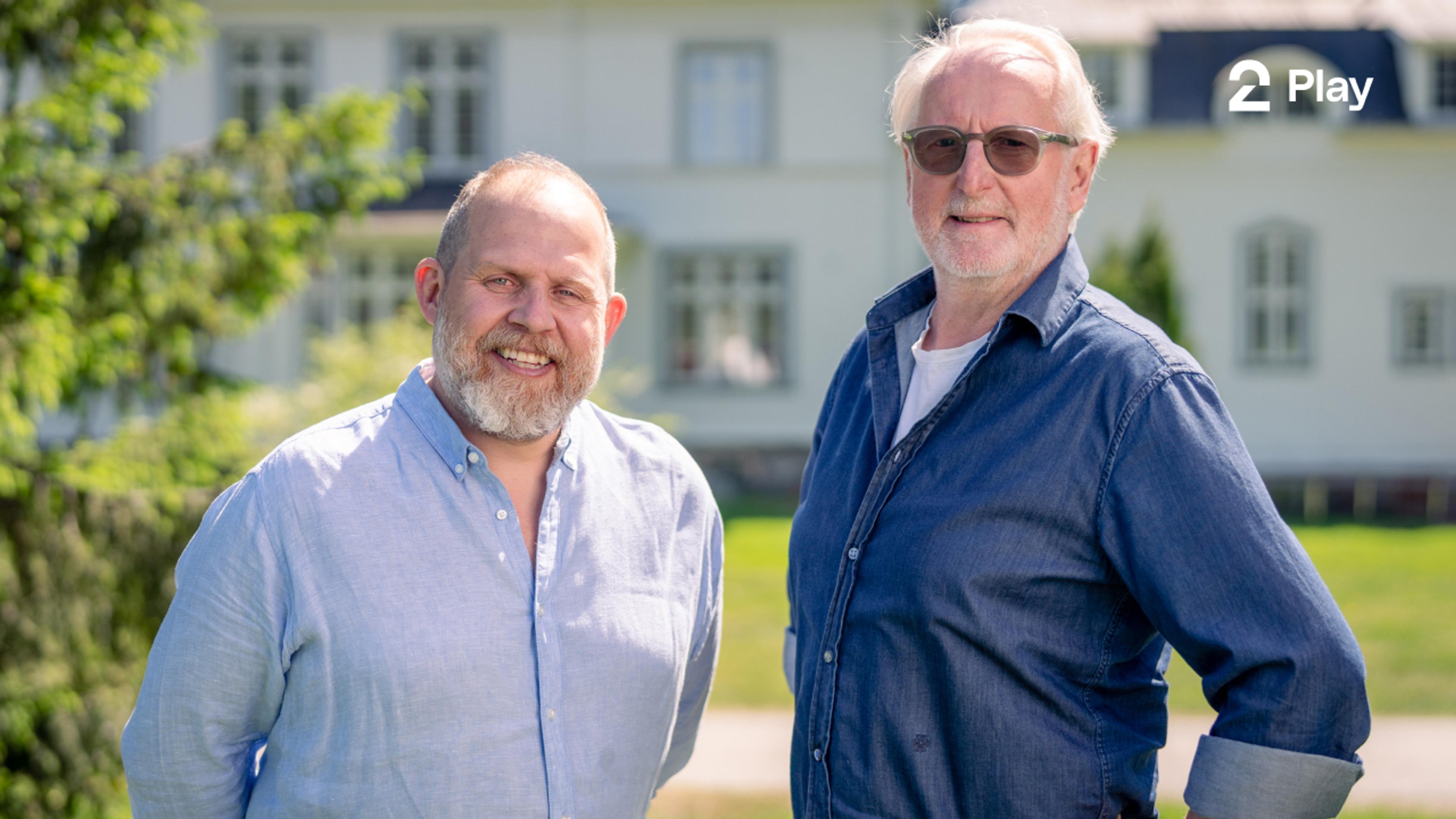 Truls Svendsen og Eyvind Hellstrøm står foran et hvitt herskapelig hus 