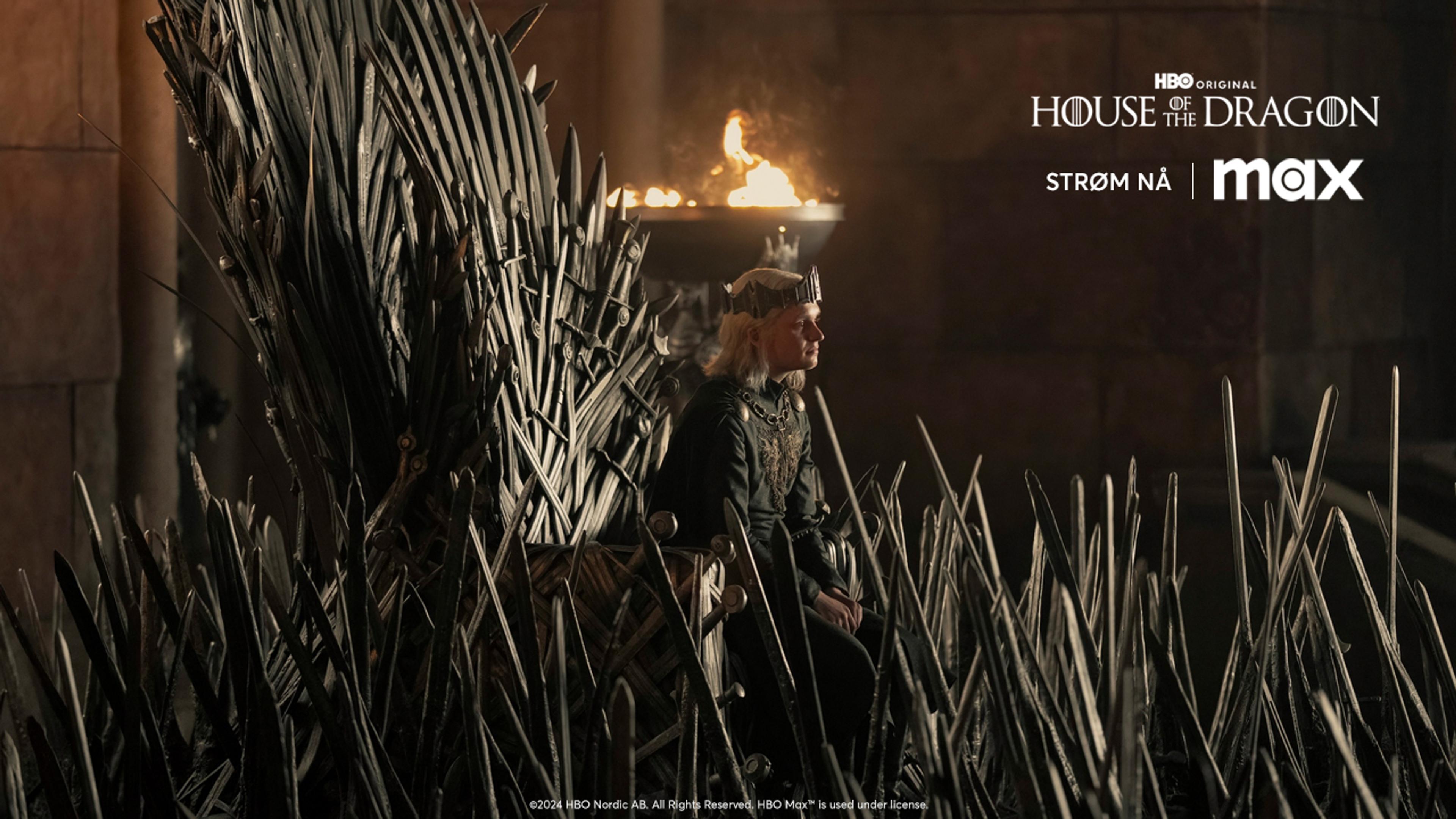 Tom Glynn Carney i rollen som Prins Aegon II Targaryen sittende på "The Iron Throne".