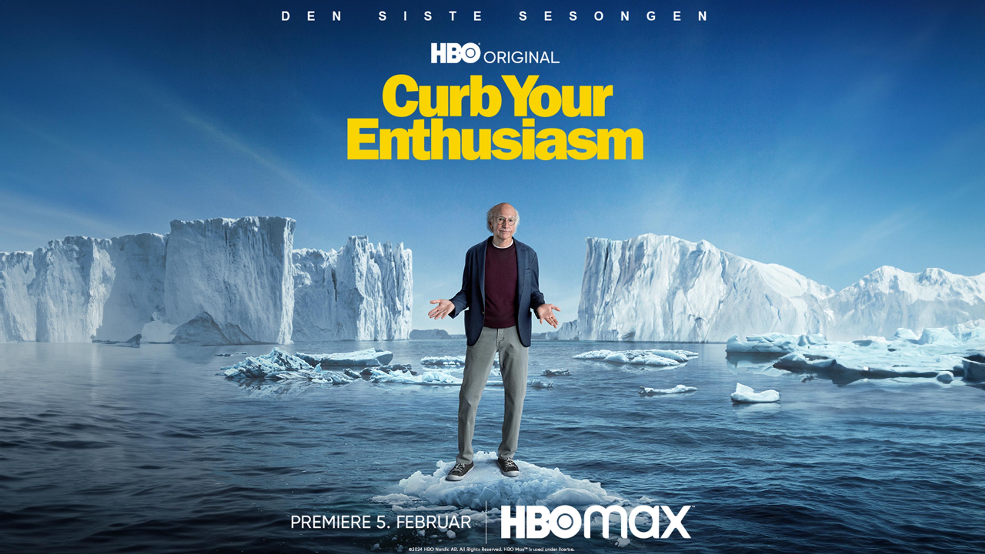 Larry David står på et isberg med is og hav rundt seg med hendene ut fra siden i en unnskyldende gest.