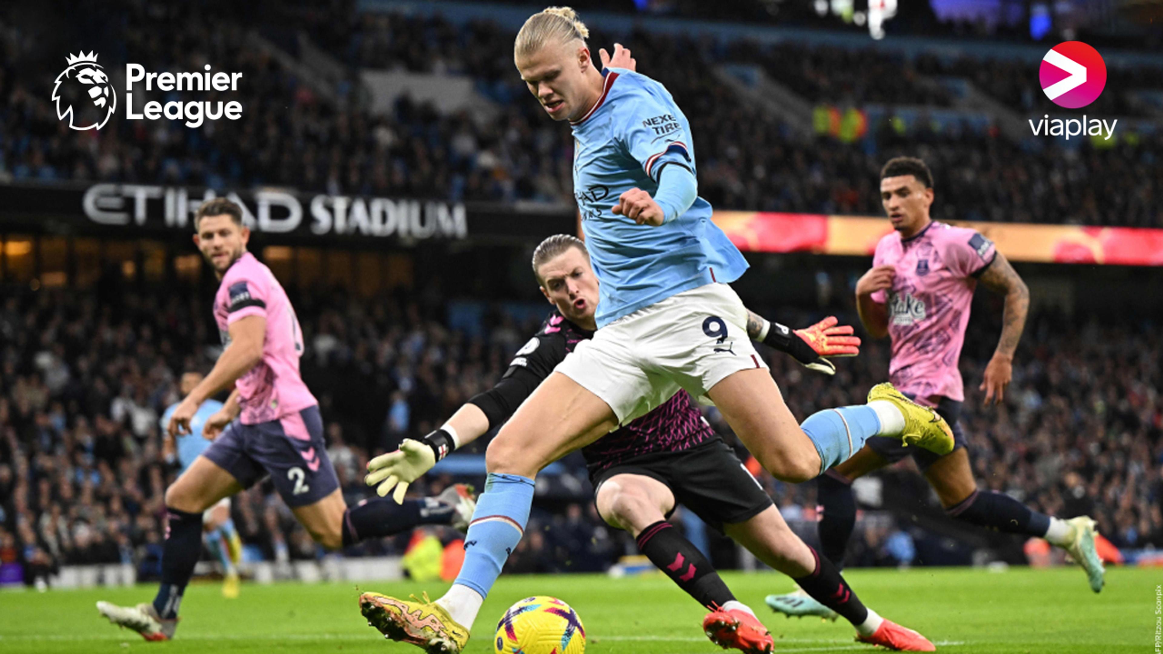 Haaland er i ferd med å skyte med en keeper og to motspillere bak. Full tribune i bakgrunnen.
