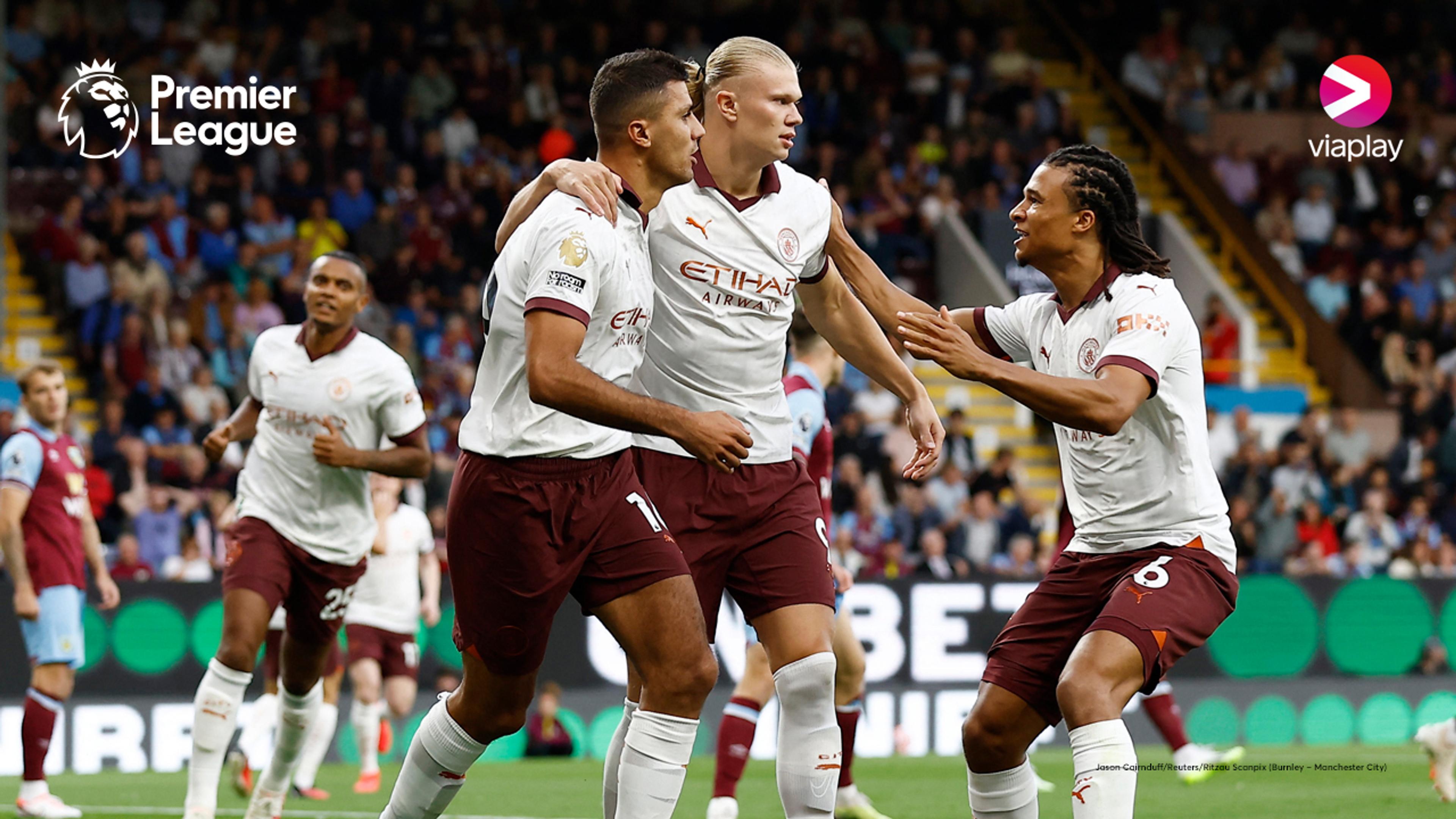 Spillere fra Manchester City feirer scoring i kamp mot Burnley.